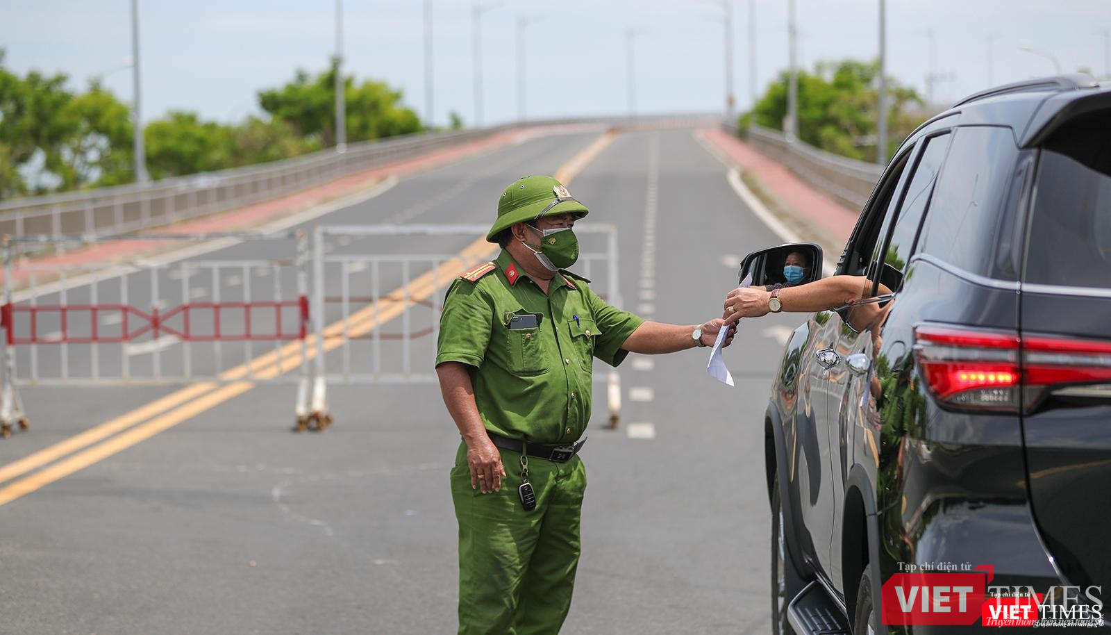 Mọi phương tiện yêu cầu quay đầu, trừ xe làm nhiệm vụ
