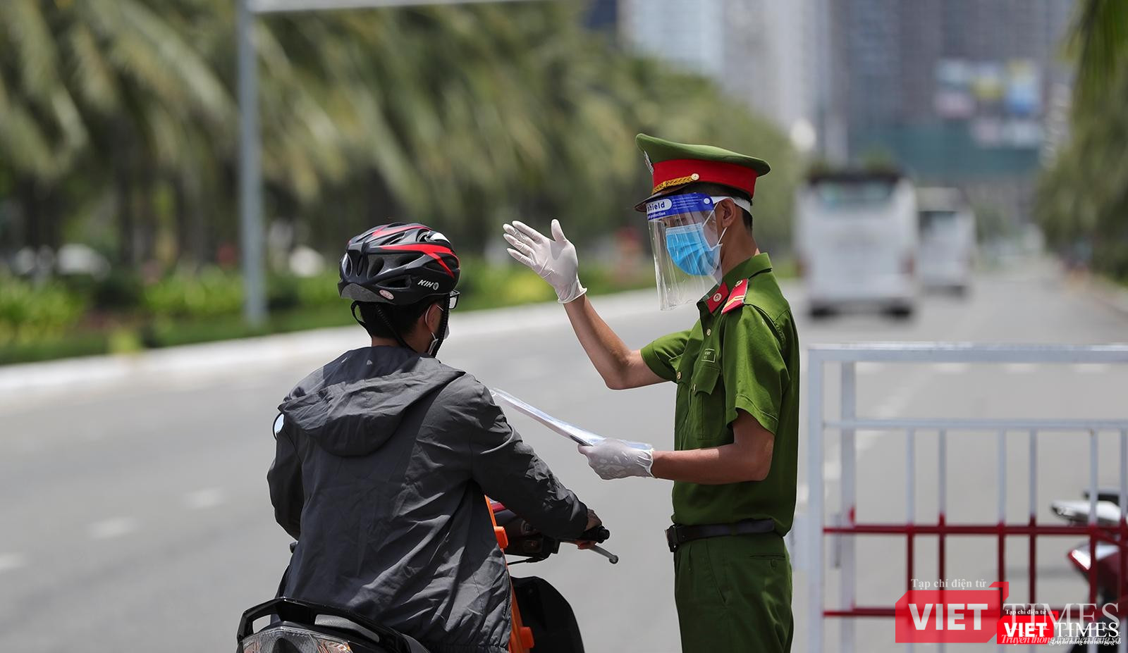 Lực lượng công an hướng dẫn, yêu cầu chủ phương tiện quay đầu khi không có nhiệm vụ bức thiết