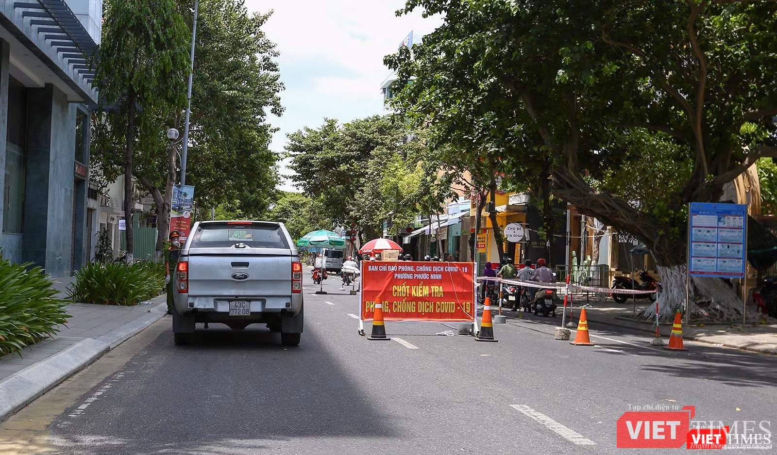 Chốt lưu thông trên đường Trần Phú (quận Hải Châu) cũng soát từng phương tiện đi qua