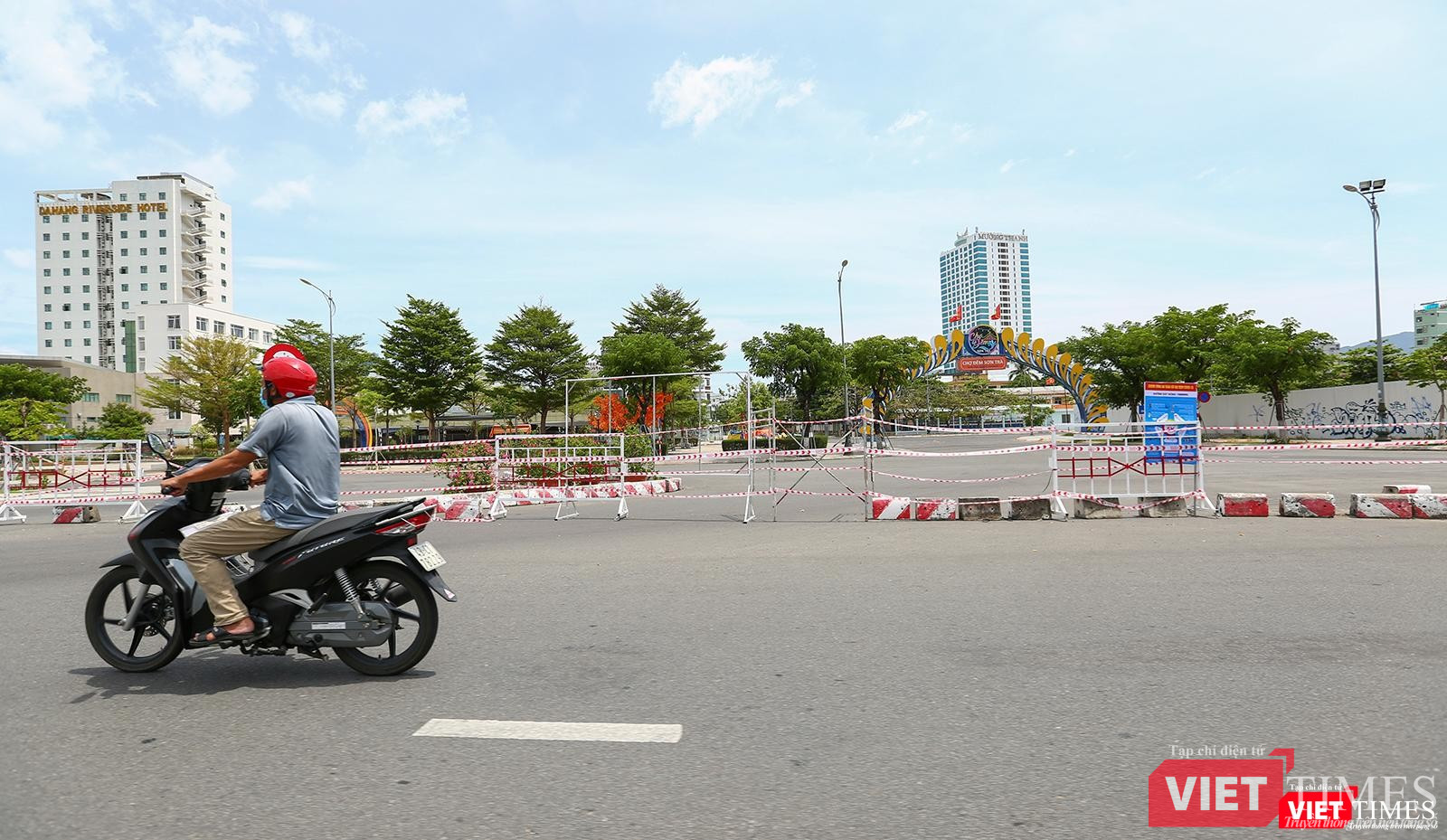 Khu vực rẽ phải xuống đường Trần Hưng Đạo bị chốt chặn, phương tiện buộc đi thẳng