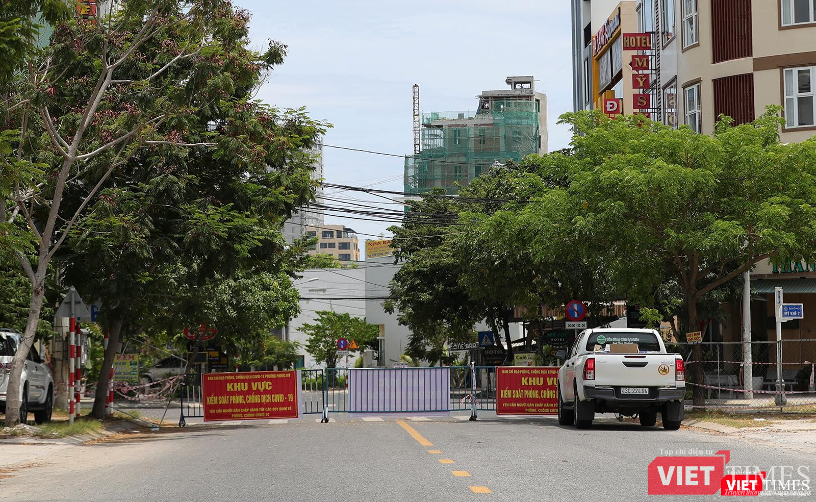 Các tuyến đường gom từ đường Võ Văn Kiệt đi vào phường Phước Mỹ đều bị chặn barie cứng