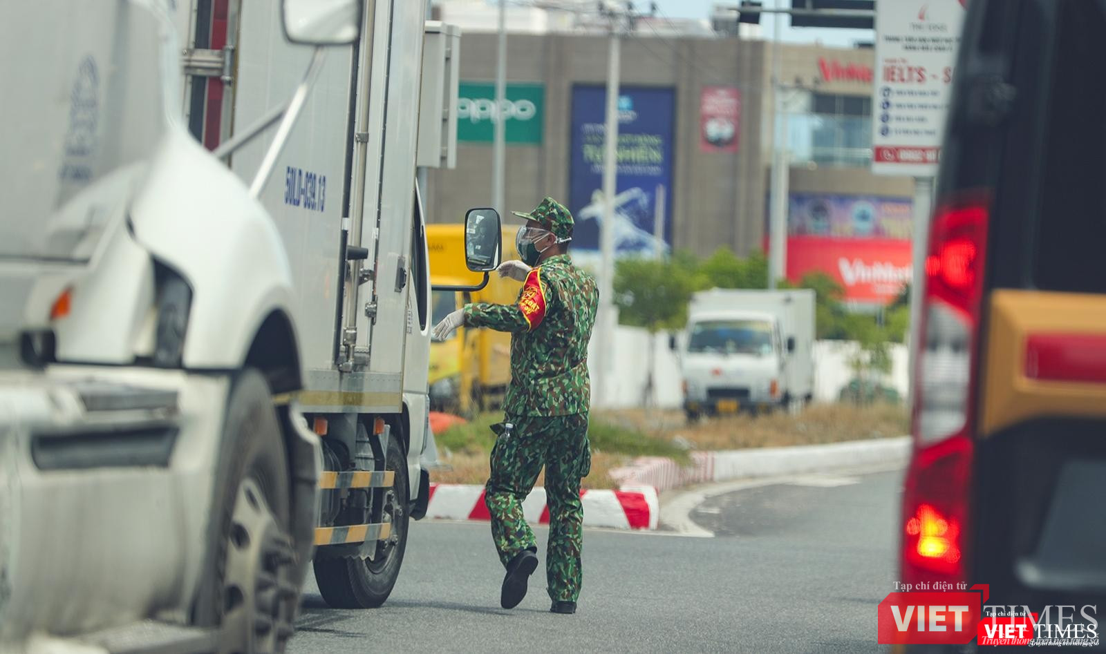 Soát từng phương tiện đi qua đây