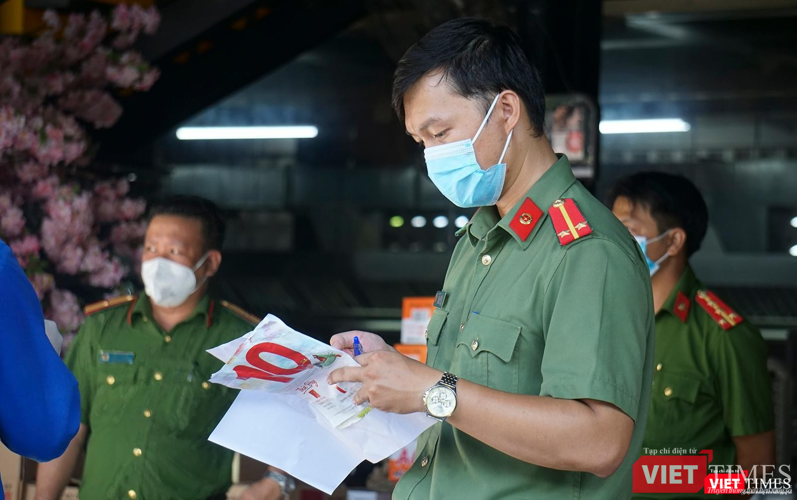 Kiểm tra đơn hàng cung ứng cho người dân