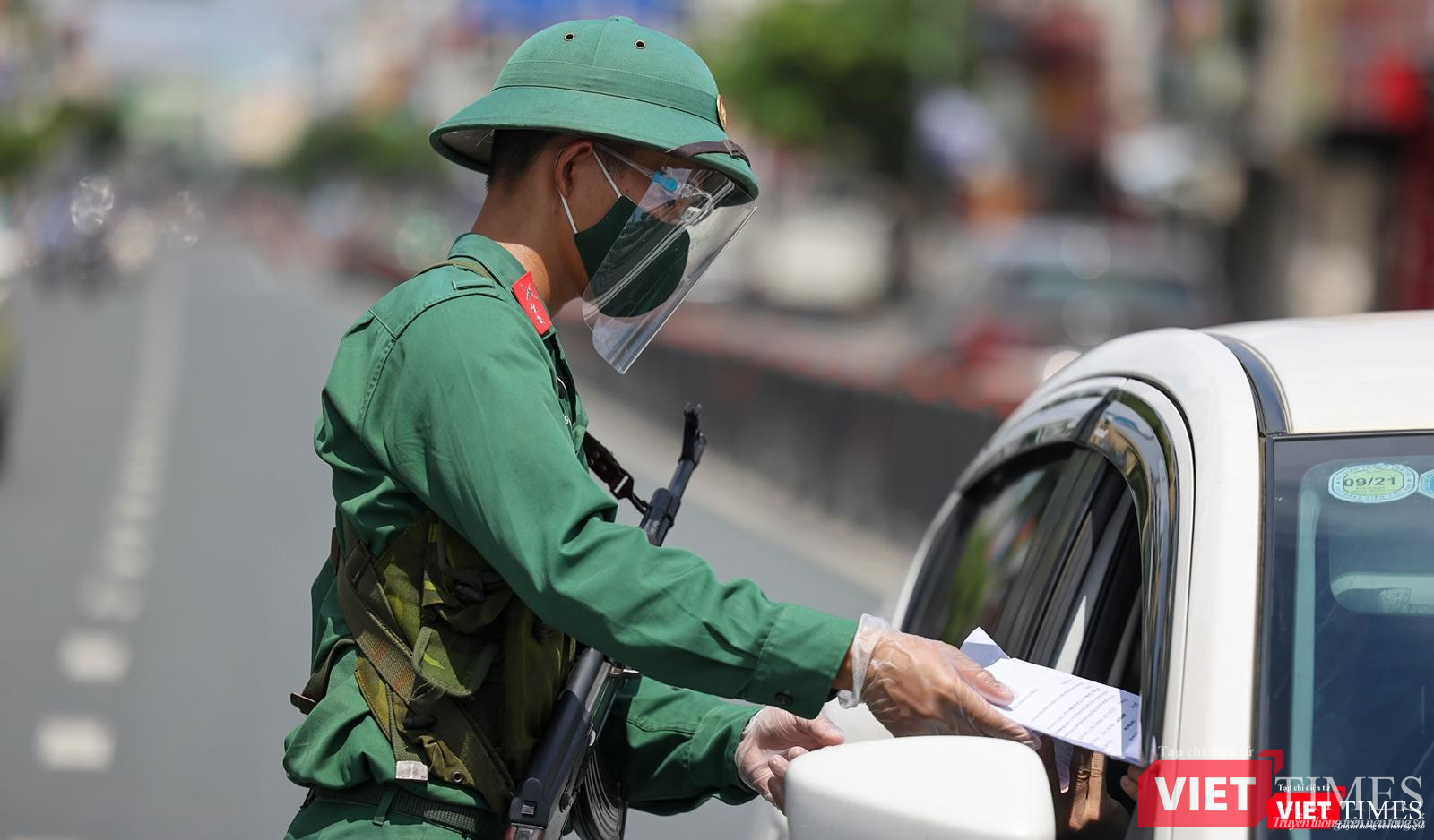 Kiểm tra giấy đi đường của người tham gia giao thông