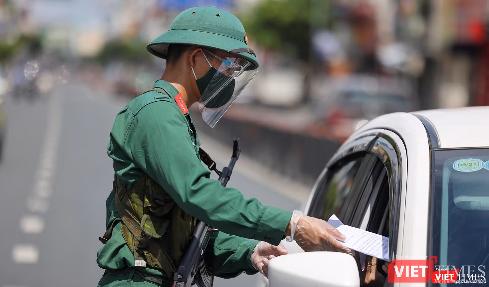 Kiểm tra giấy đi đường của người tham gia giao thông