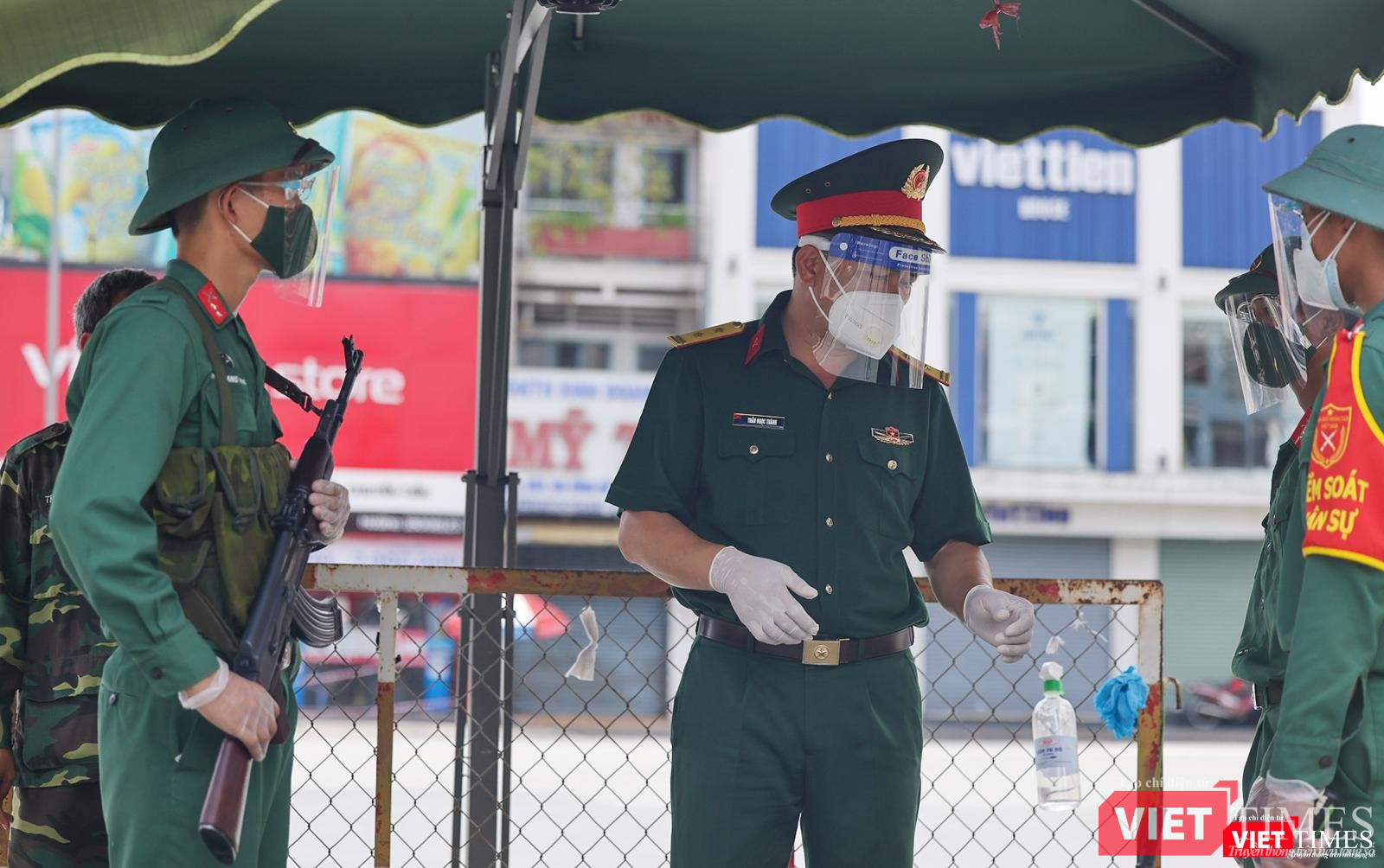 Tại một chốt kiểm soát khác, chỉ huy đang hướng dẫn các chiến sĩ thực hiện nhiệm vụ