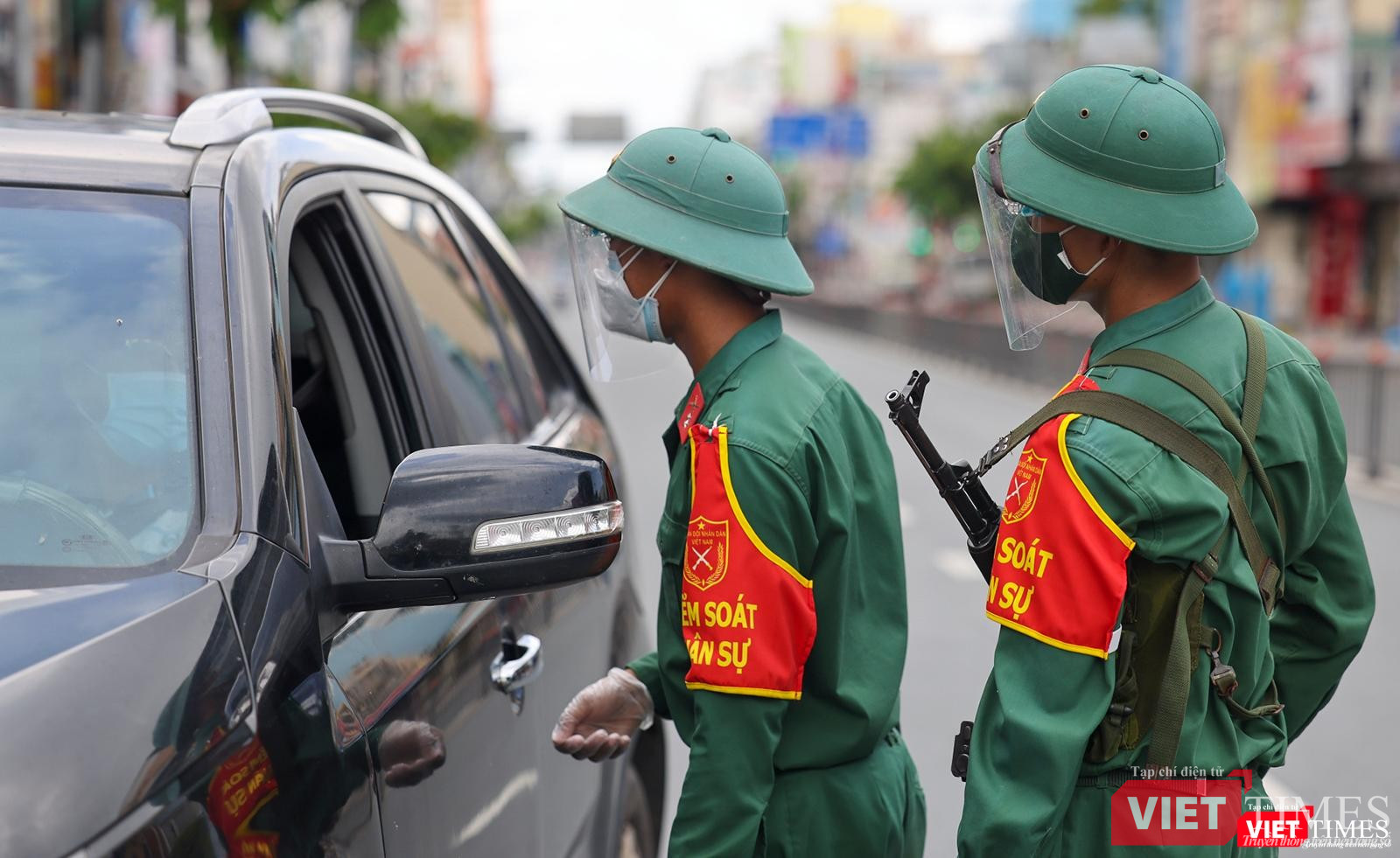 Một ô tô được yêu cầu dừng kiểm tra