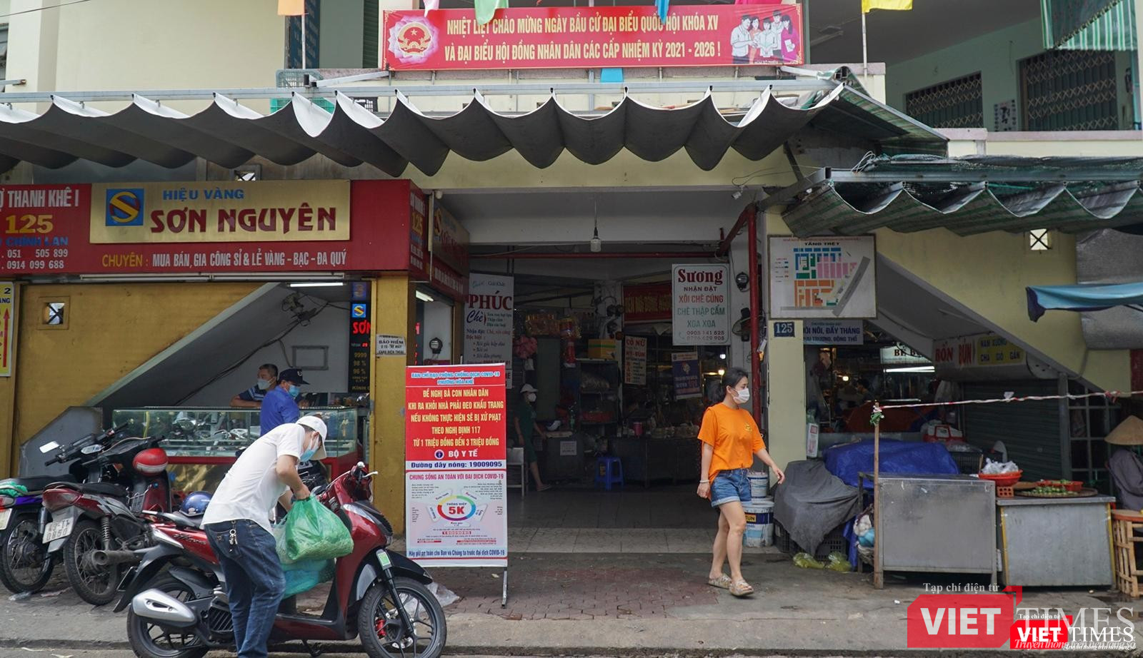 Chợ truyền thống không còn cảnh chen lấn như mấy ngày trước