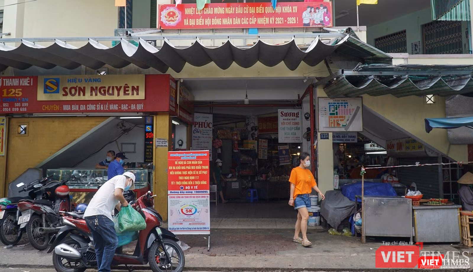 Chợ truyền thống không còn cảnh chen lấn như mấy ngày trước