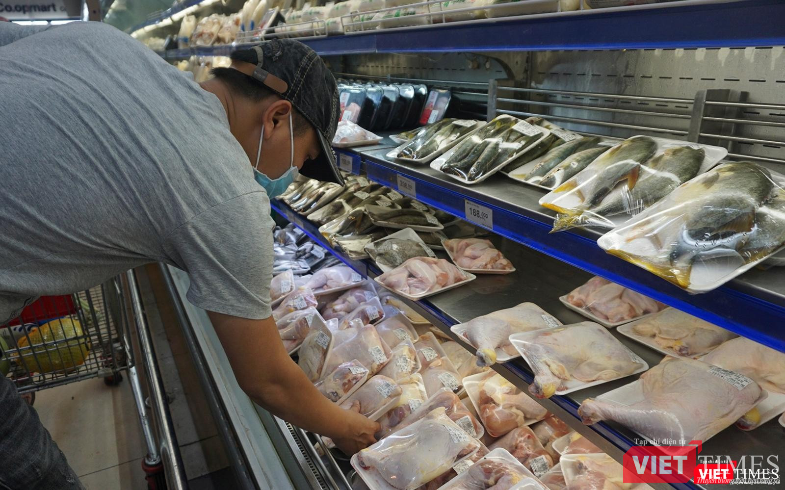 Người dân thoải mái lựa chọn để chuẩn bị cho 7 ngày phong toả tuyệt đối