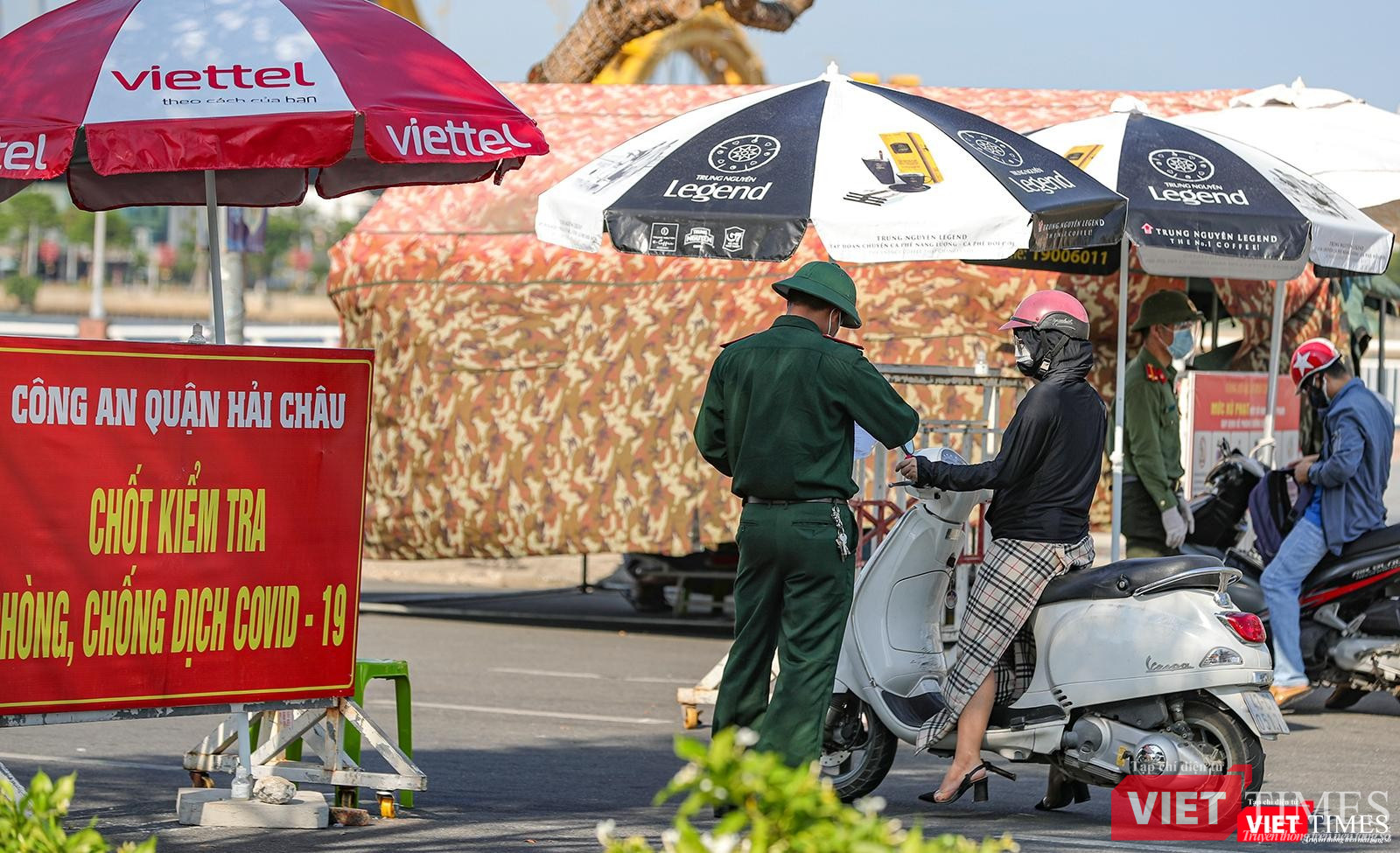 Lực lượng chức năng làm nhiệm vụ tại chốt kiểm soát phía tây cầu Rồng