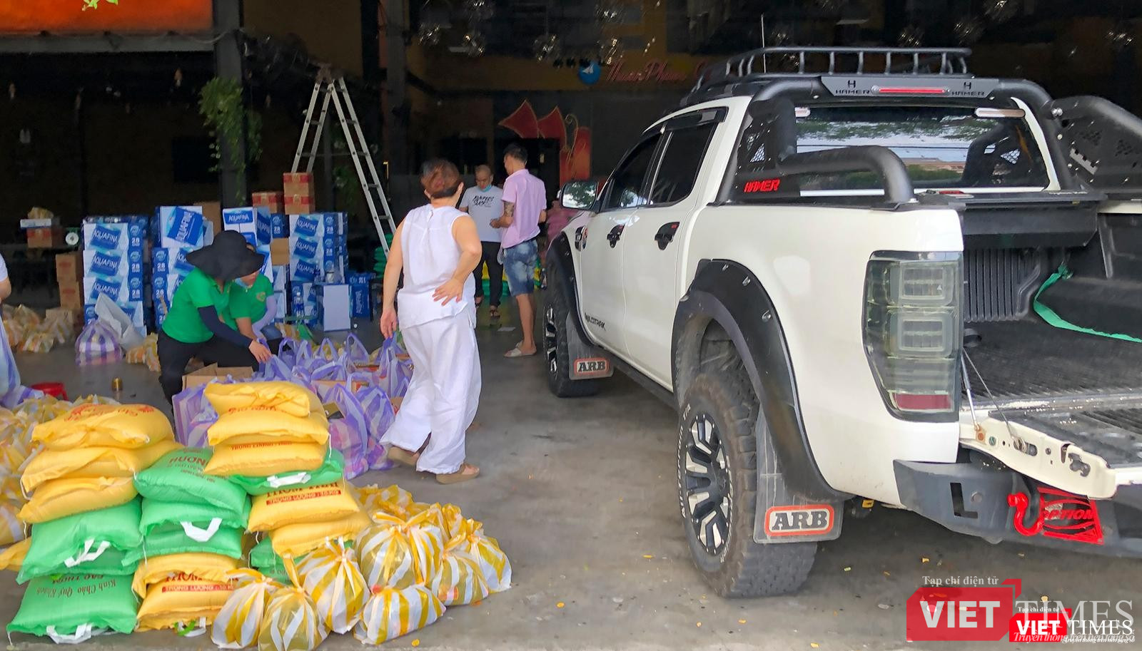 Những chuyến xe thiện nguyện khẩn trương bốc xếp hàng nhu yếu phẩm để chuyển đi hỗ trợ các trường hợp khó khăn trên địa bàn TP Đà Nẵng