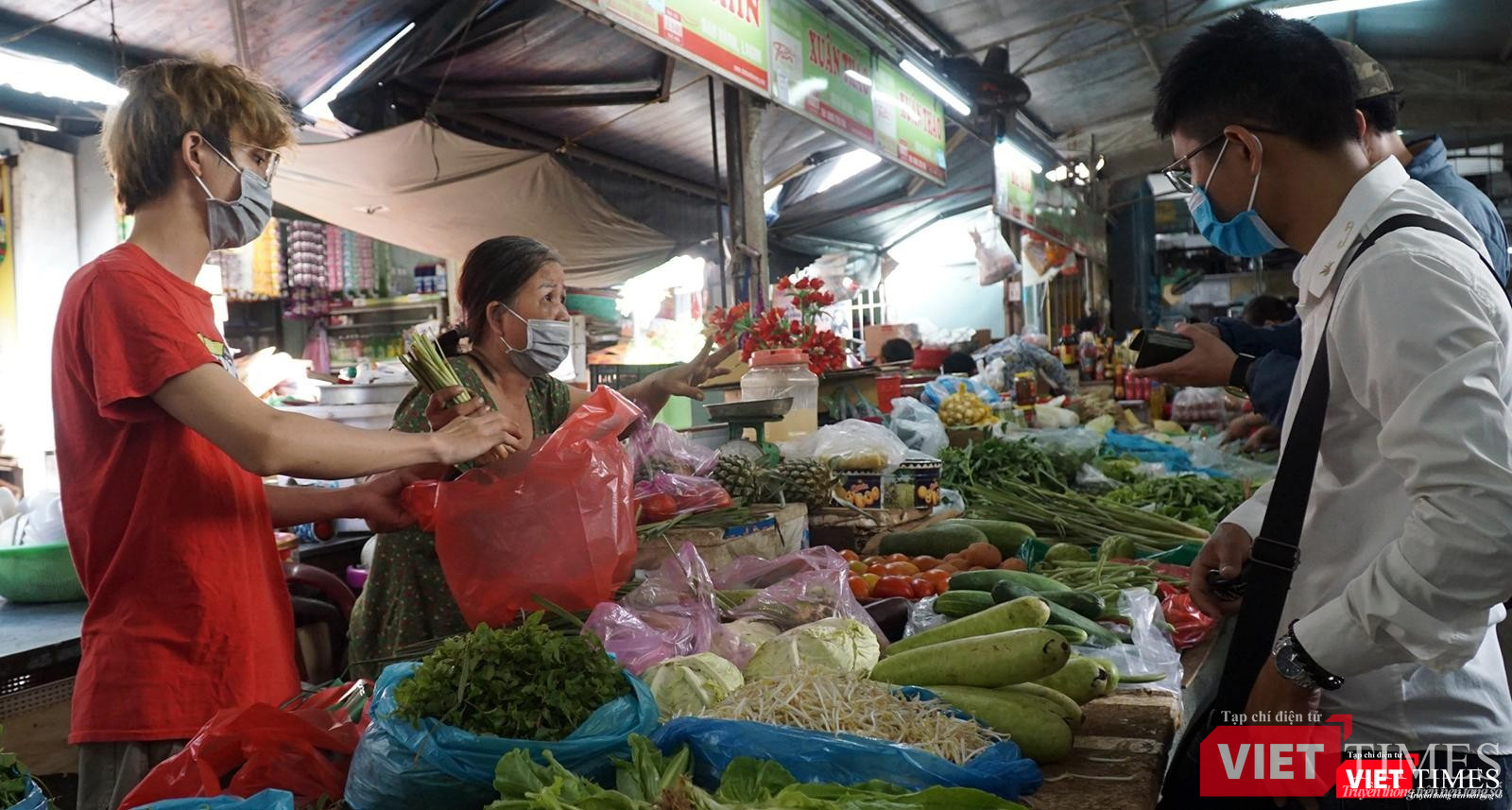 Hàng rau xanh cũng phong phú