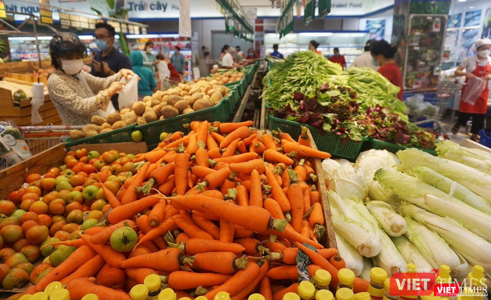Tại siêu thị, rau củ quả cũng được nhập về
