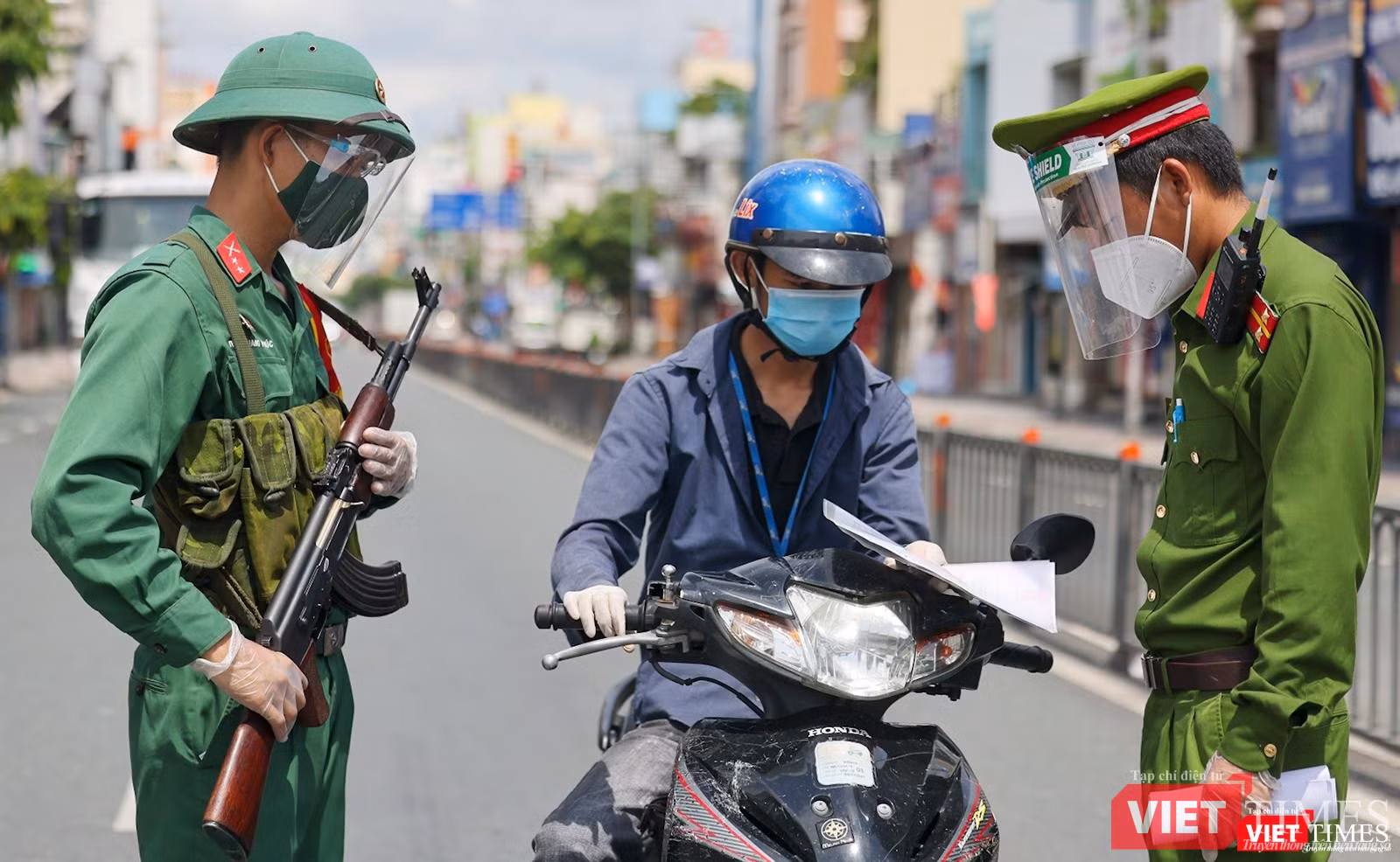 Lực lượng quân đội phối hợp cùng công an kiểm tra người lưu thông trên đường