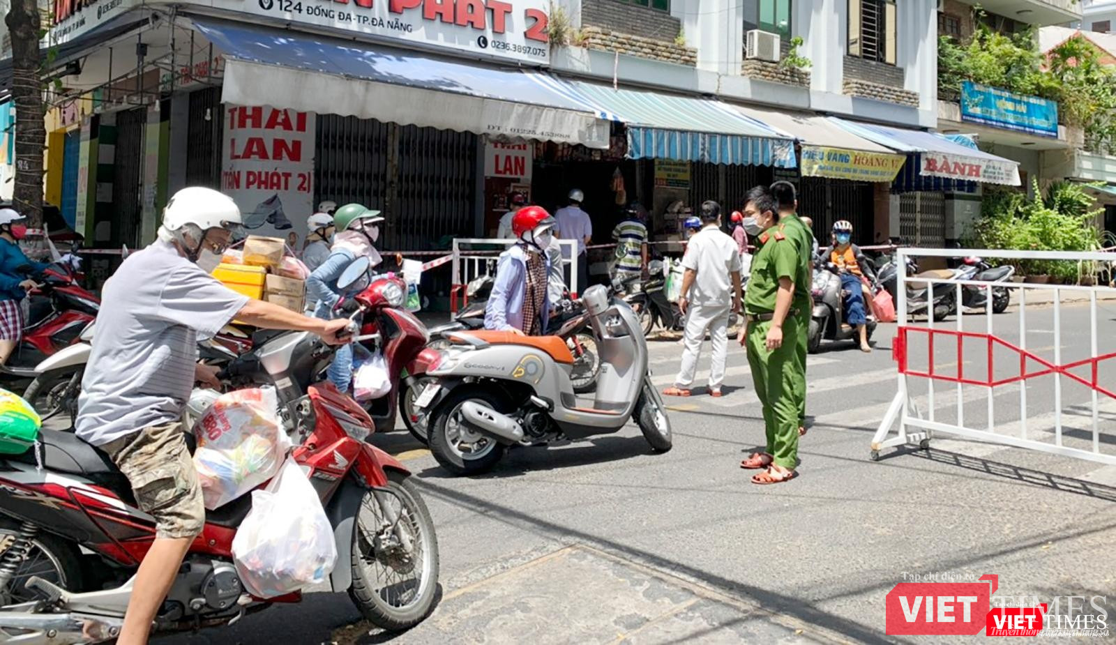 Người dân đổ về các chợ để mua sắm thực phẩm