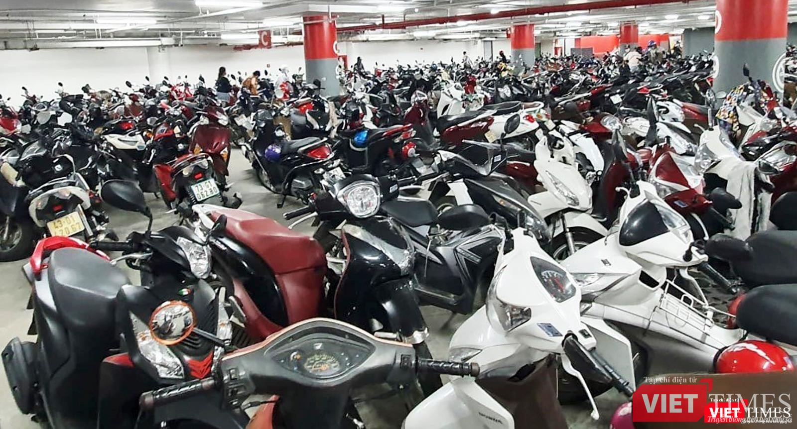 Bãi xe dưới tầng hầm siêu thị ken kín xe