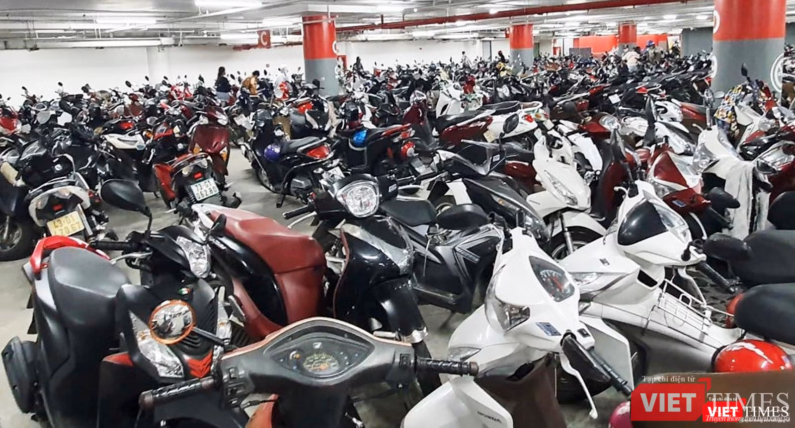 Bãi xe dưới tầng hầm siêu thị ken kín xe
