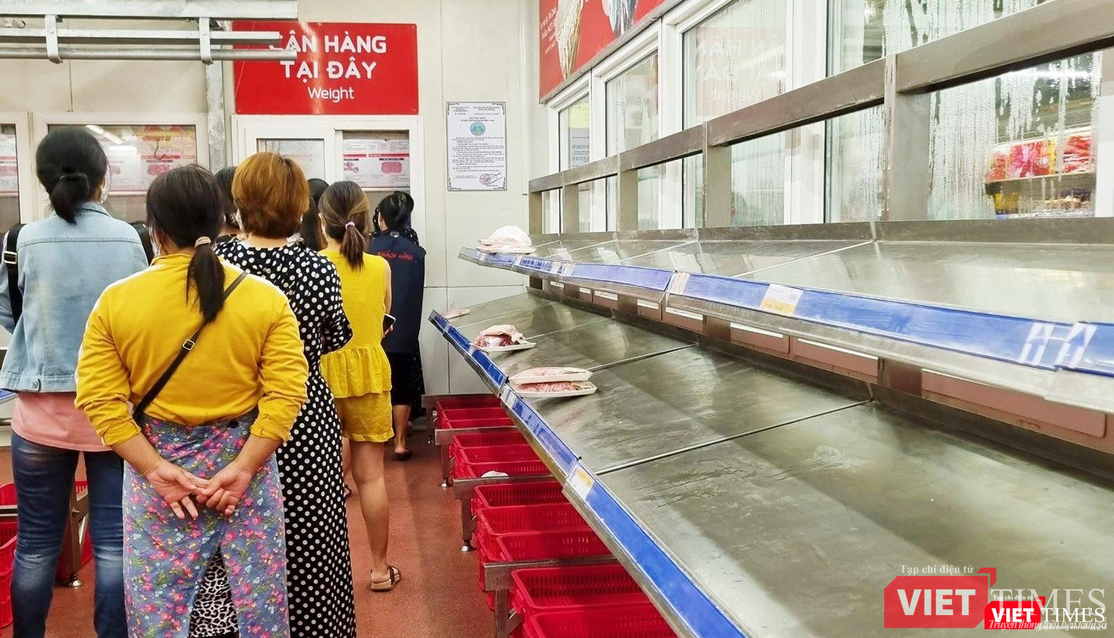 Quầy thịt cá hết sạch trong giây lát