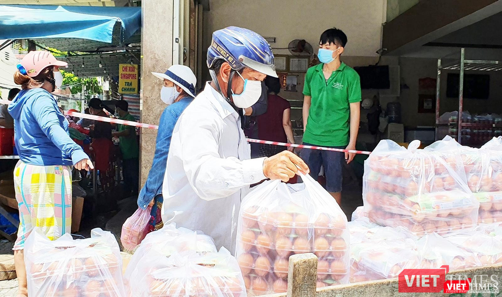 Trứng gà là mặt hàng được nhiều người mua dữ trữ