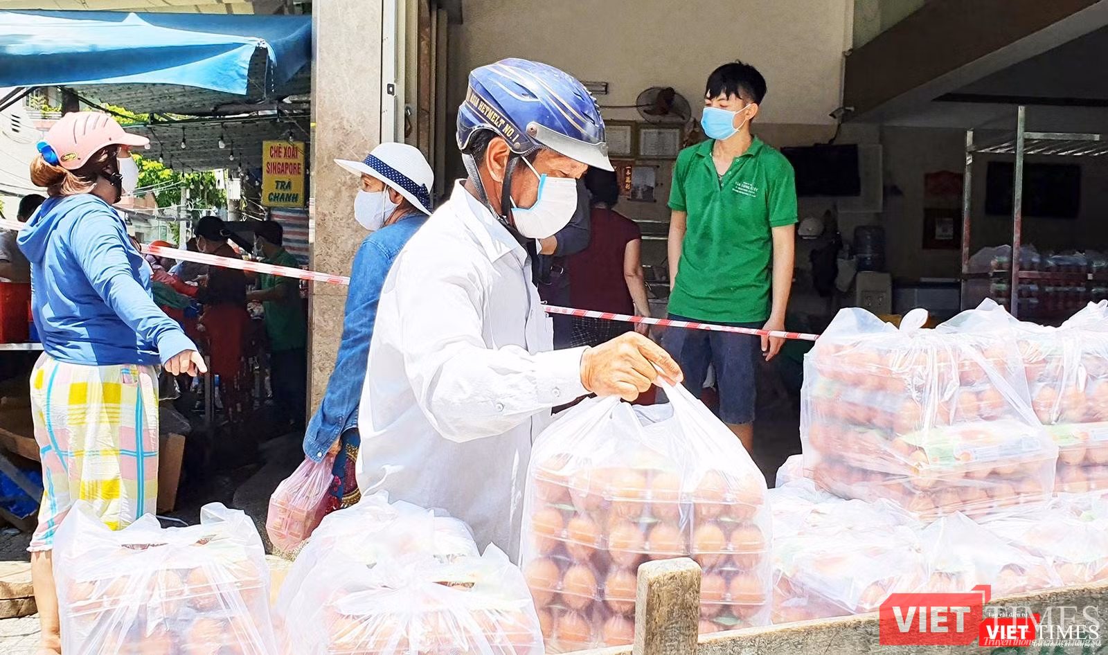 Trứng gà là mặt hàng được nhiều người mua dữ trữ