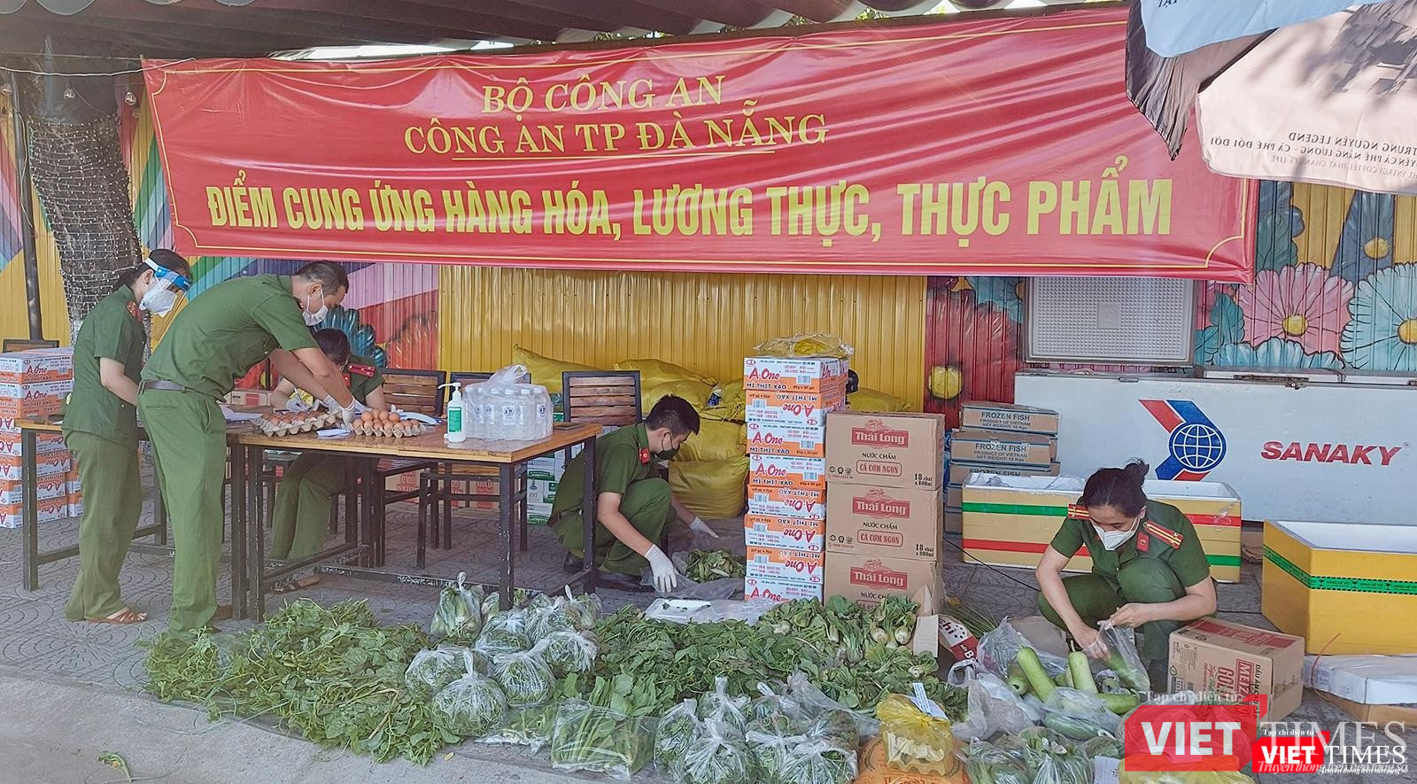 Các chiến sĩ chuẩn bị hàng hoá để giao cho người dân theo đơn đăng ký trước đó