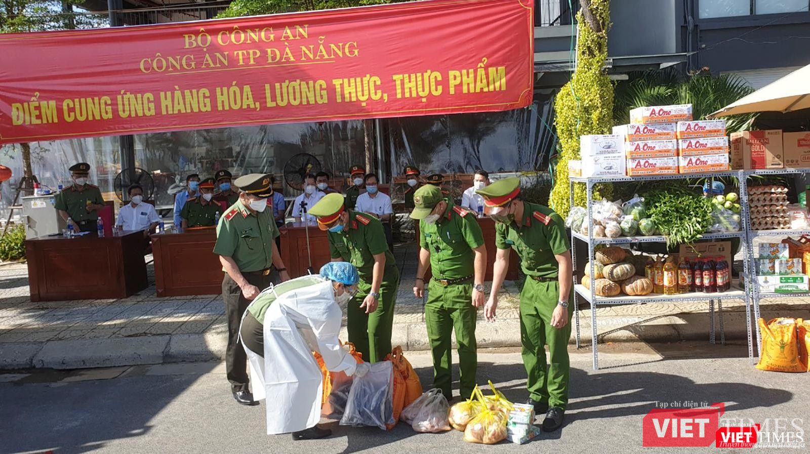Sáng ngày 28/8, Công an Đà Nẵng chính thức đưa các điểm cung ứng nhu yếu phẩm trên địa bàn vào phục vụ người dân