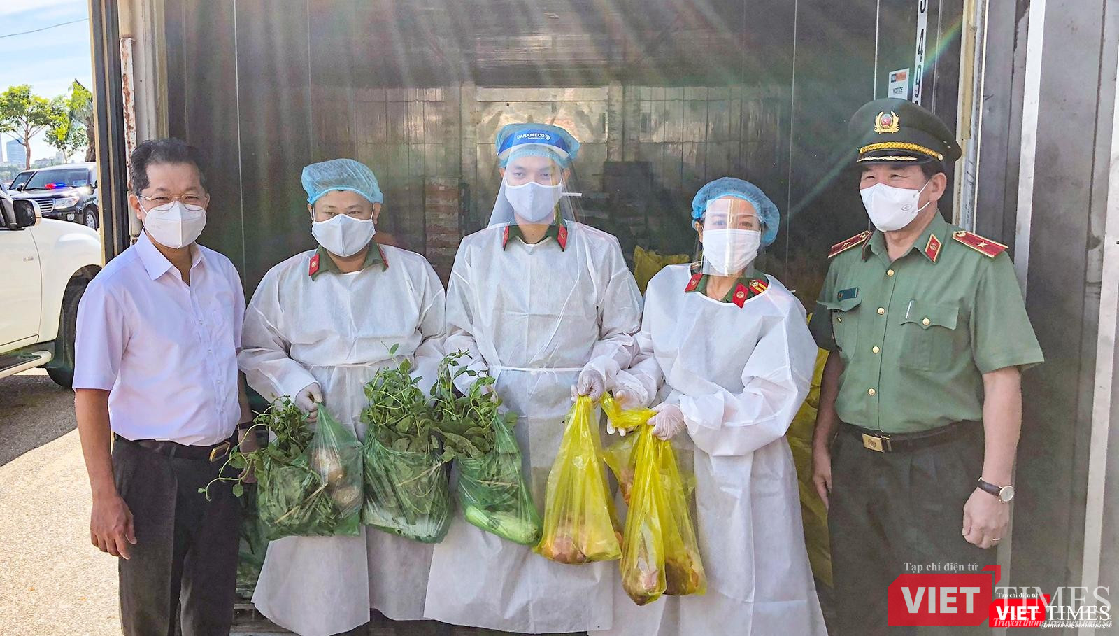 Bí thư Thành uỷ Đà Nẵng (bìa trái) và Giám đốc Công an TP Đà Nẵng (bìa phải), chụp ảnh lưu niệm với các chiến sĩ trong ngày đầu đưa các điểm cung ứng thực phẩm vào hoạt động