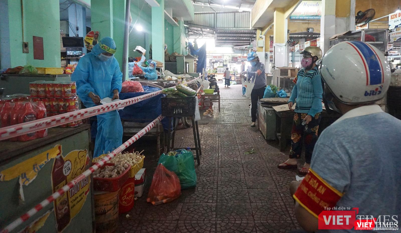 Các quầy hành được giăng dây cảnh báo, tiểu thương được trang bị quần áo phòng dịch