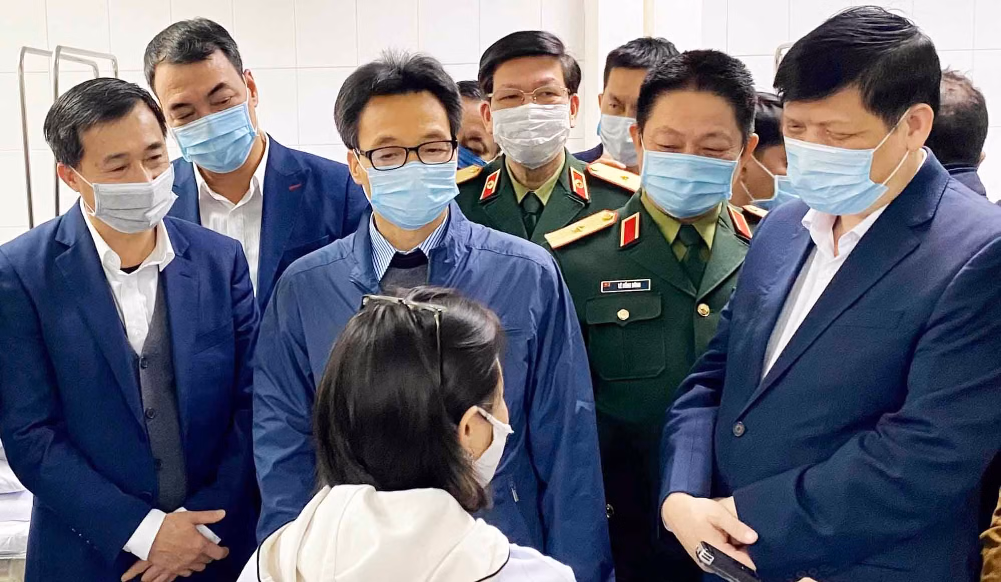 Phó Thủ tướng Vũ Đức Đam cùng Bộ trưởng Bộ Y tế Nguyễn Thanh Long thăm hỏi tình hình sức khoẻ tình nguyện viên đầu tiên tiêm vaccine phòng COVID-19 (Ảnh: Mạnh Cường)