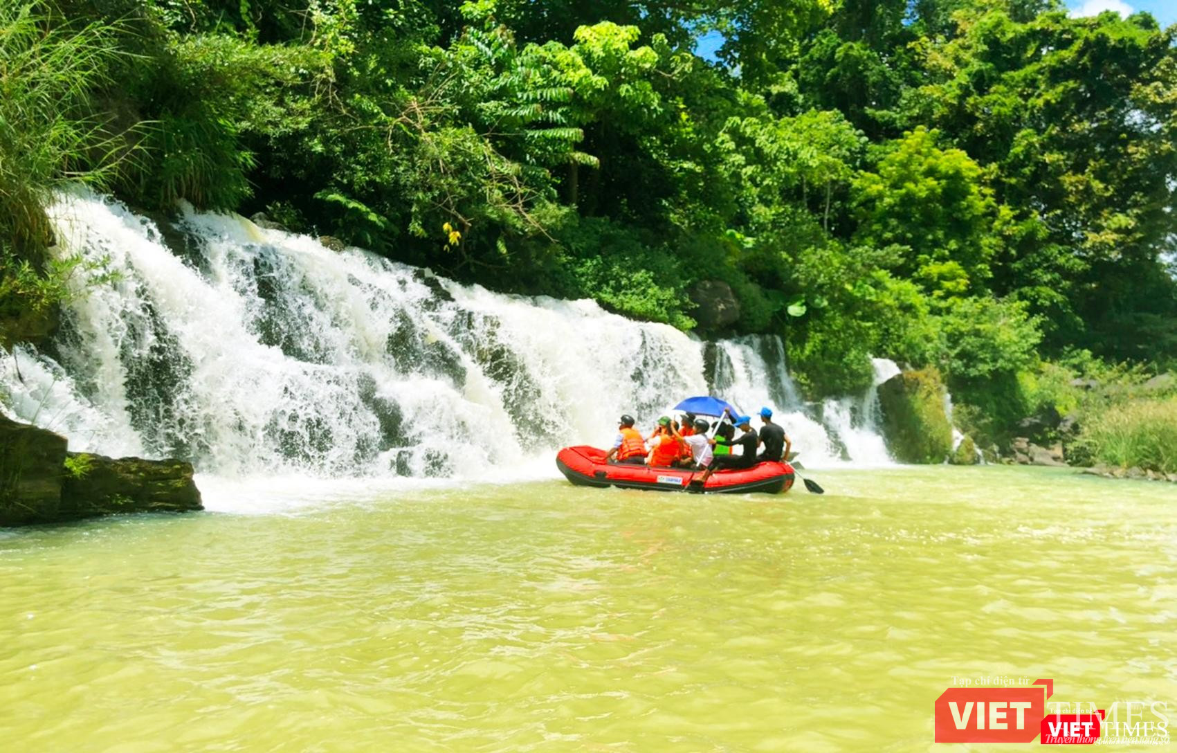 Nước tạt mát rượi vào xuồng