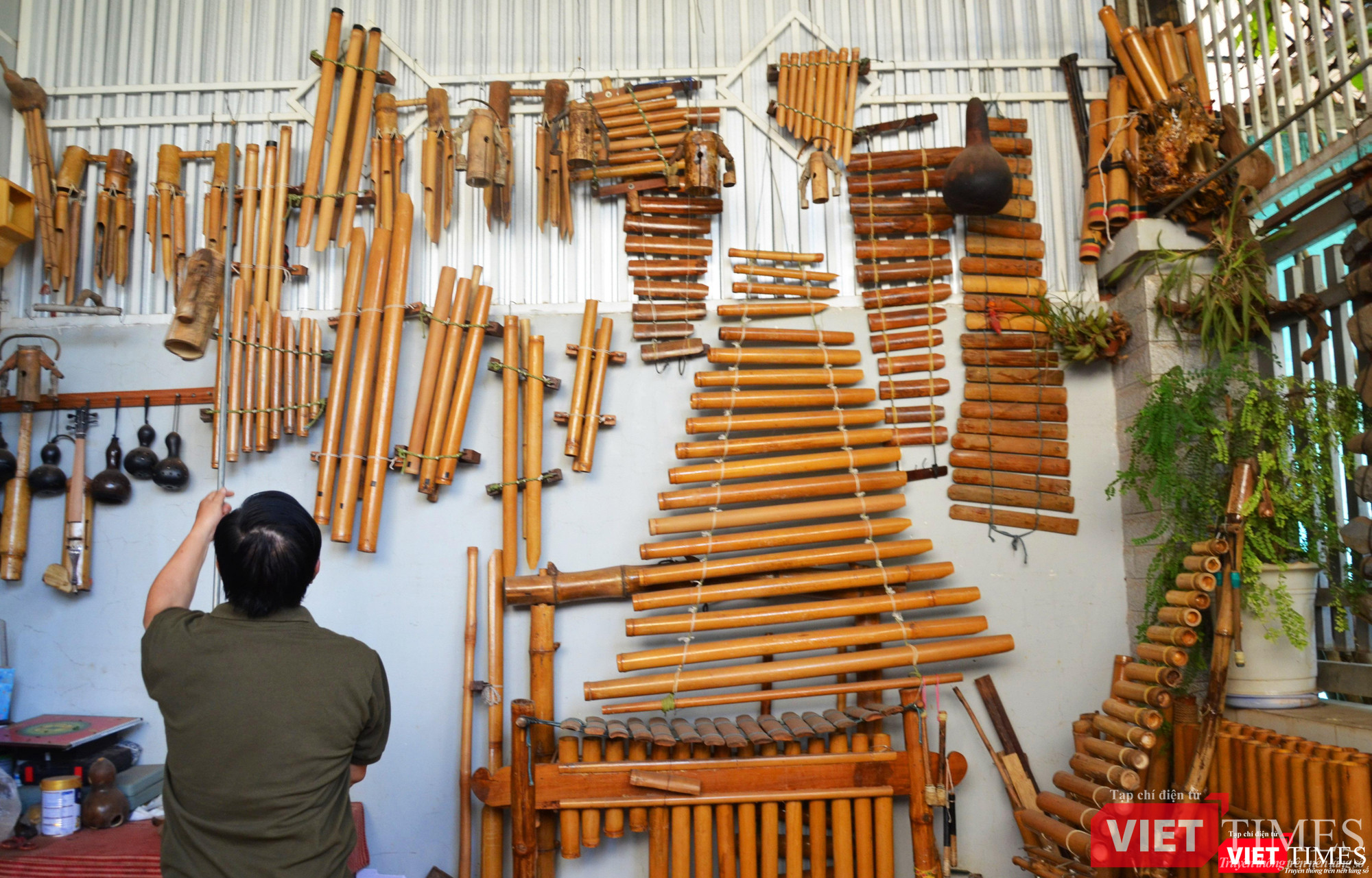 Mảng tường treo kín nhạc cụ tre nứa tự chế tác của NS Nguyễn Trường
