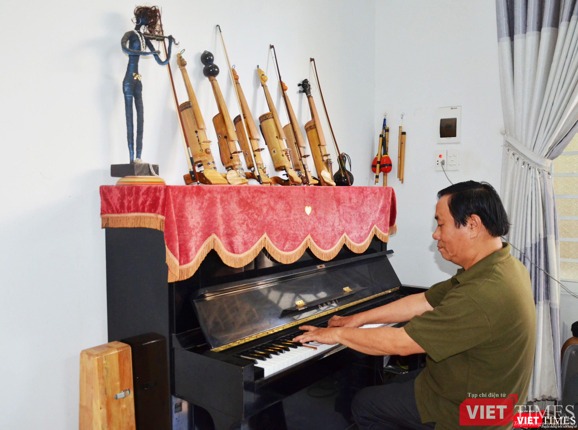 Chơi được nhiều loại nhạc cụ giúp NS Nguyễn Trường so sánh được đâu là điểm yếu-mạnh của từng cây đàn trên sân khấu