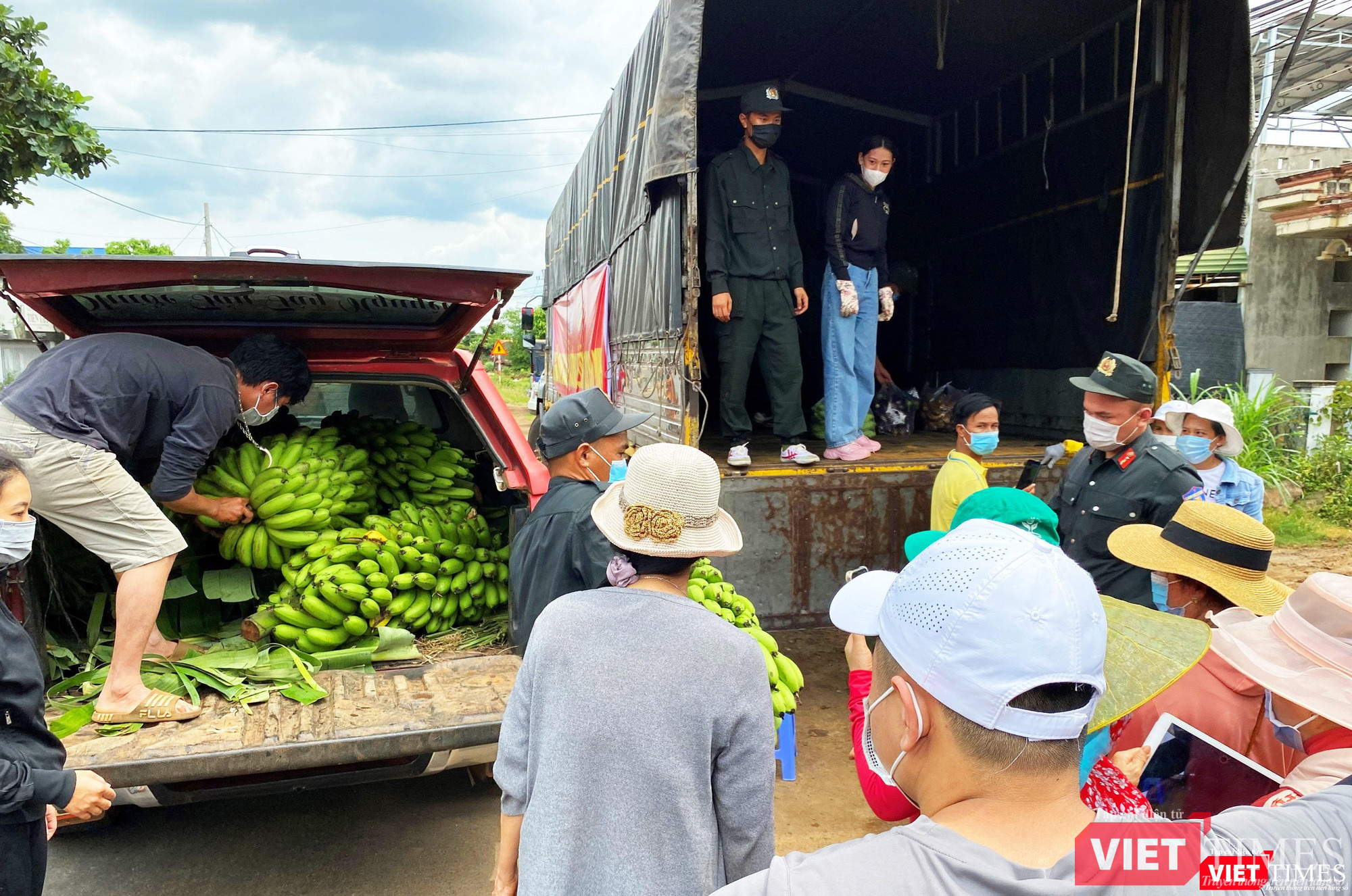 Dân có rau quả gì cũng chở đến ủng hộ