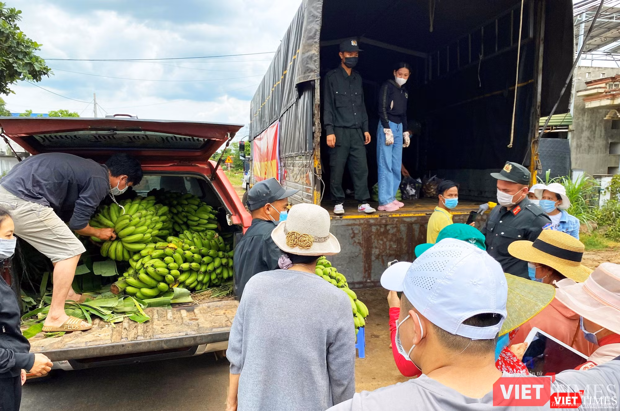 Dân có rau quả gì cũng chở đến ủng hộ