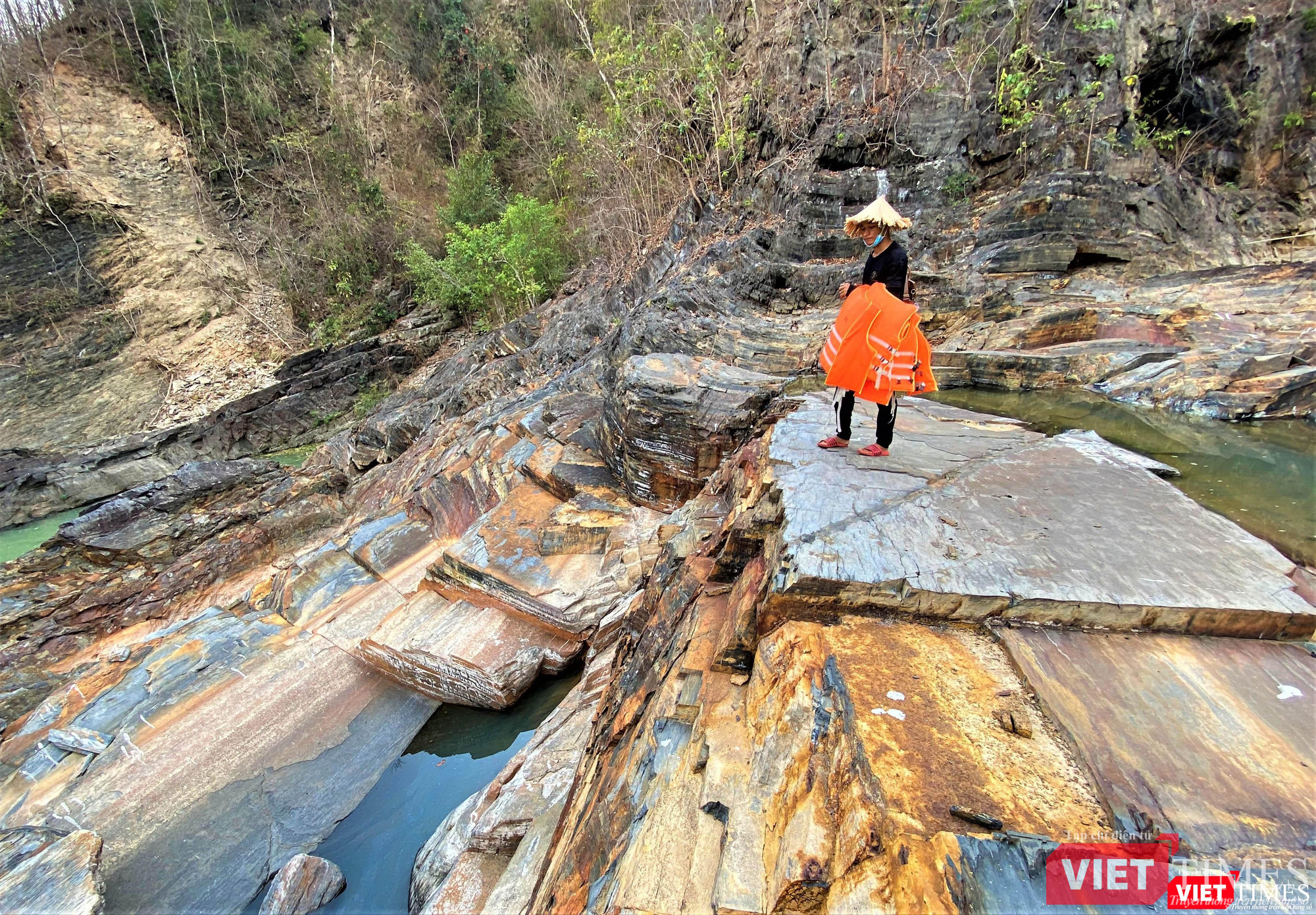 Đem thêm áo phao ra bến cho du khách