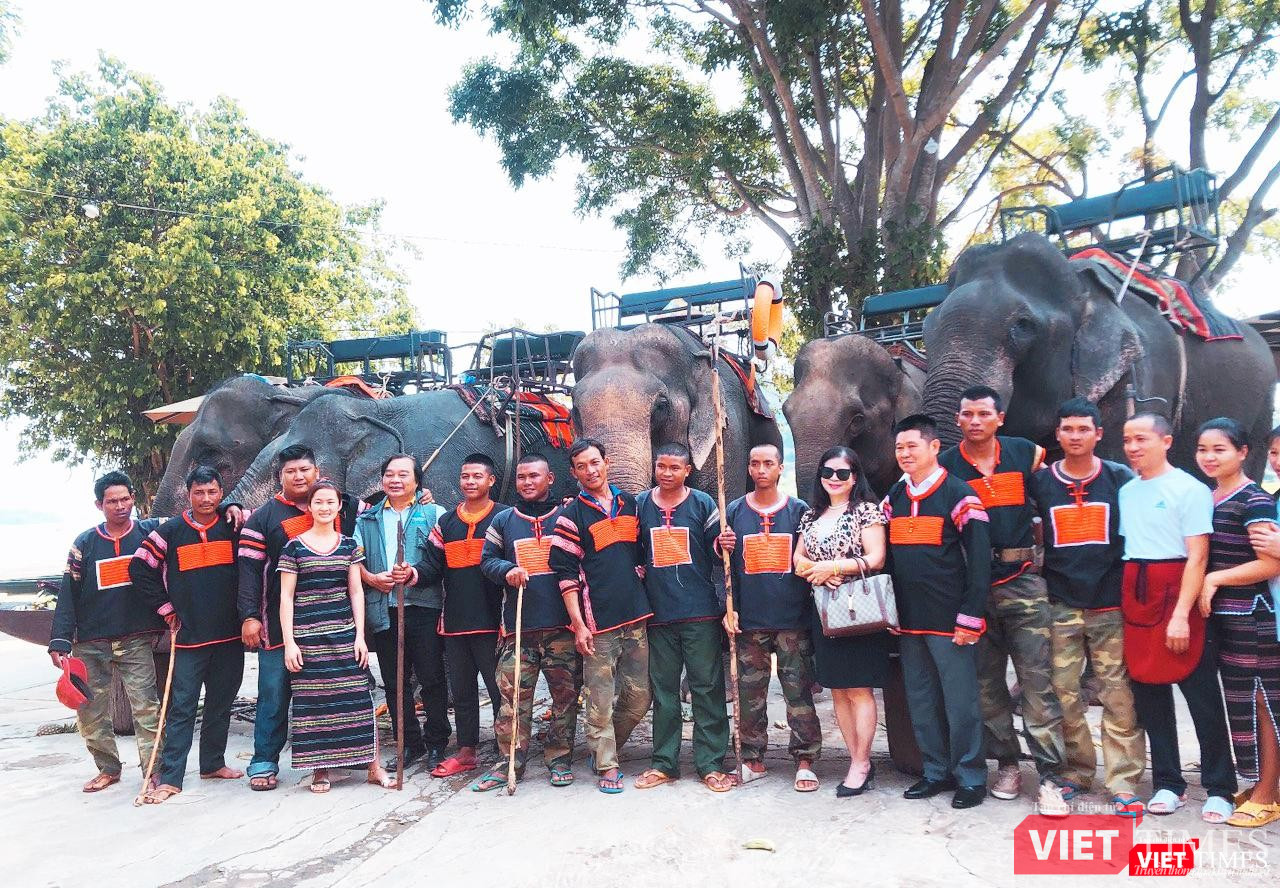 Gia chủ cùng khách mời dự lễ