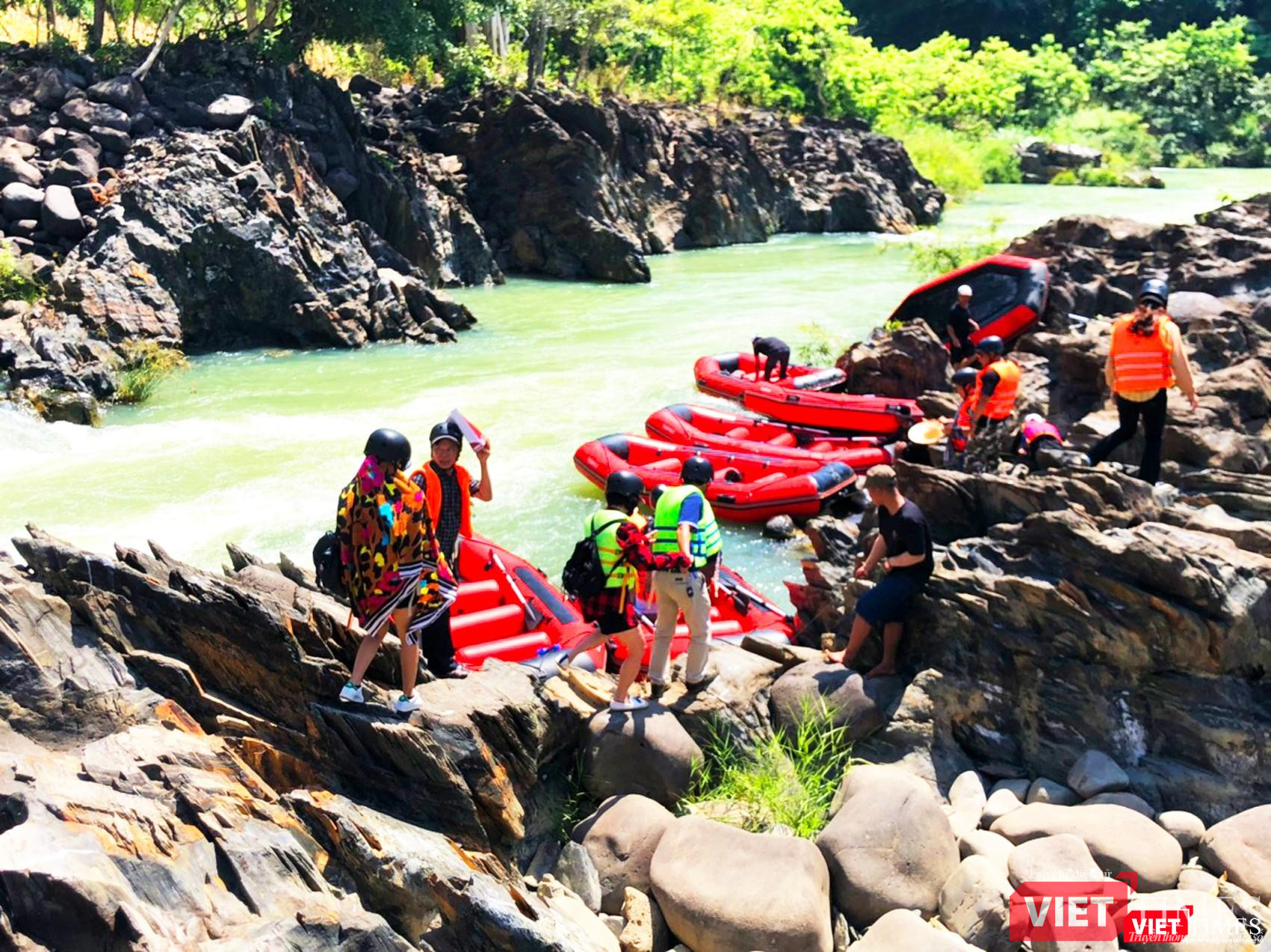 Bến xuồng hơi nằm giữa các triền đá kỷ Jura cả trăm triệu năm tuổi