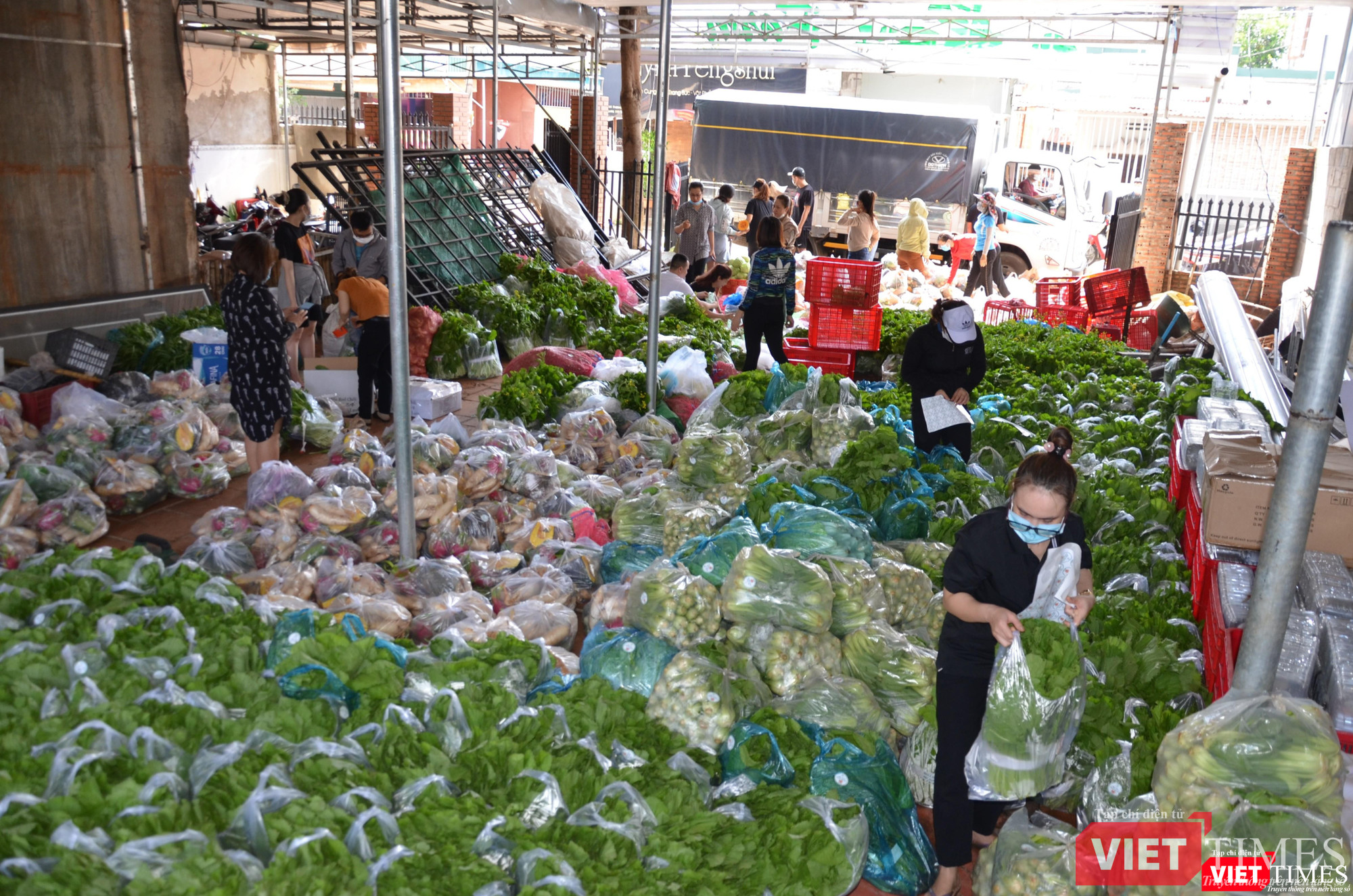 Thường xuyên có nhiều tình nguyện viên phân loại, đóng gói, chuyển hàng