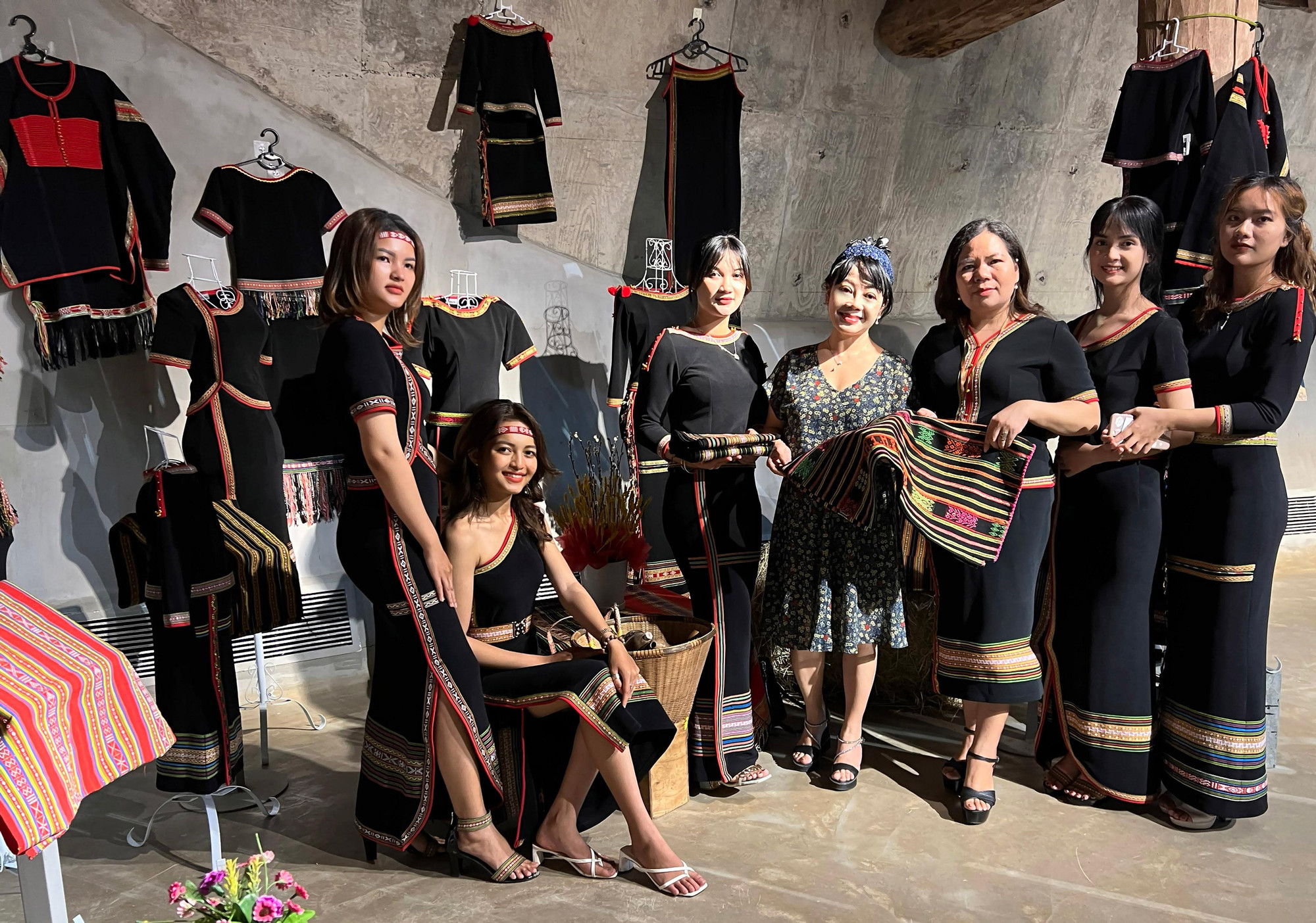 Góc trưng bày sản phẩm thổ cẩm của nhóm thợ dệt Buôn H'Ra