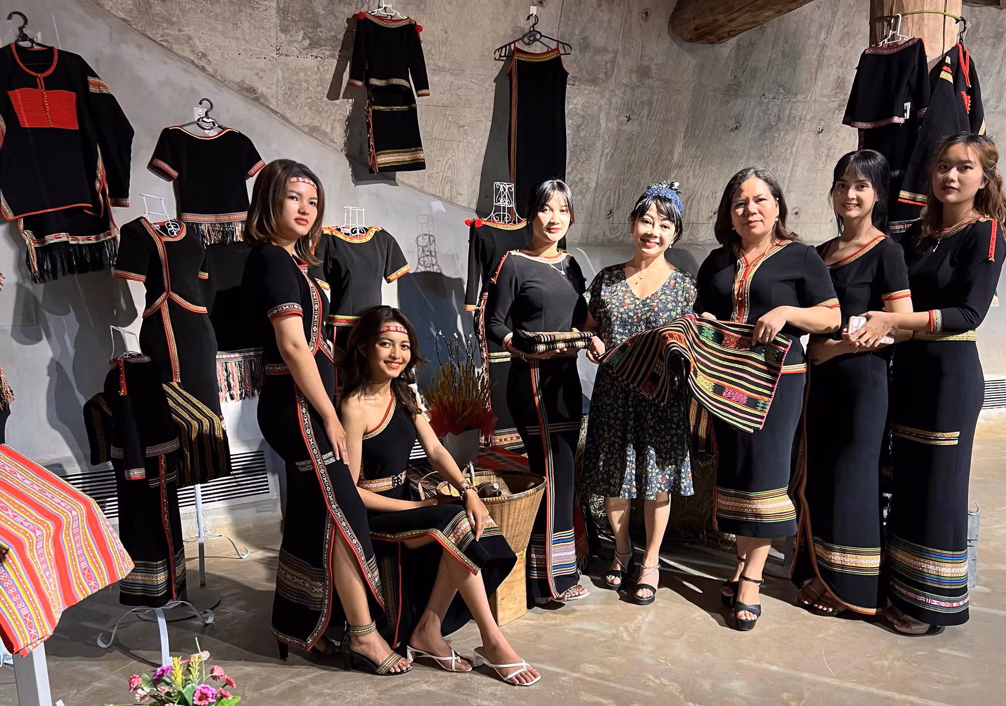 Góc trưng bày sản phẩm thổ cẩm của nhóm thợ dệt Buôn H'Ra