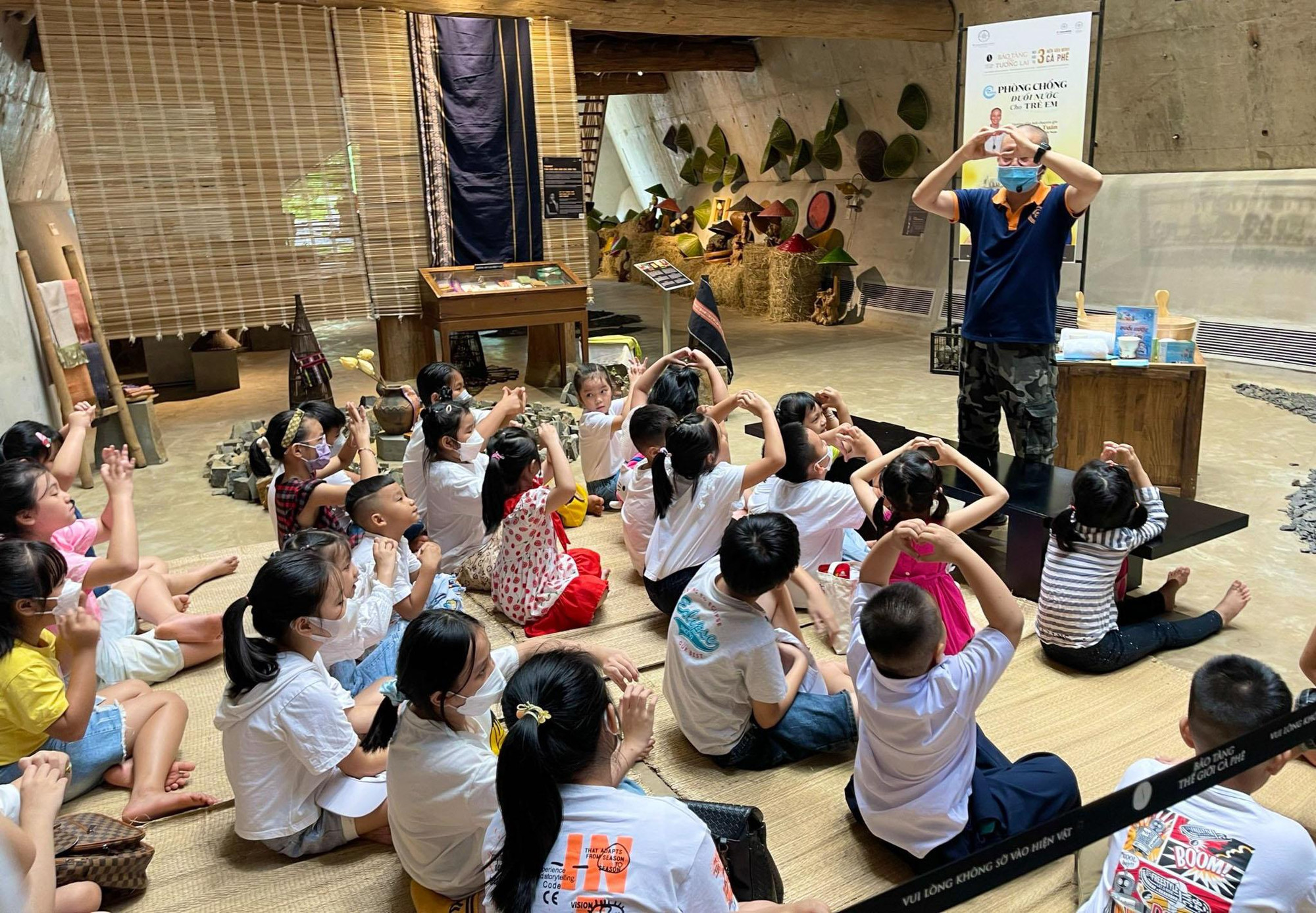 Dạy trẻ em phòng chống đuối nước, ở nơi... không có bể bơi