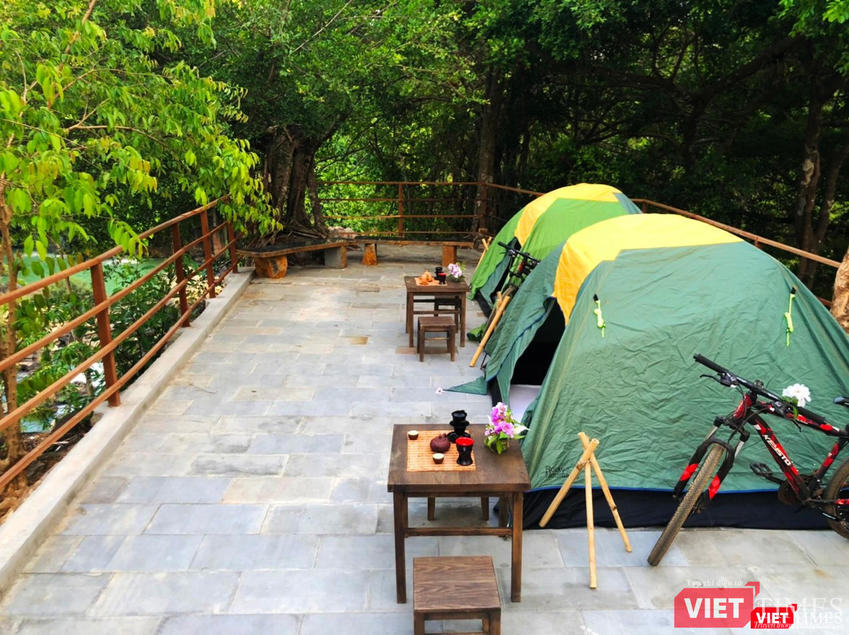 Nhiều du khách đến đây không muốn về, đã đăng ký cắm trại đêm giữa rừng