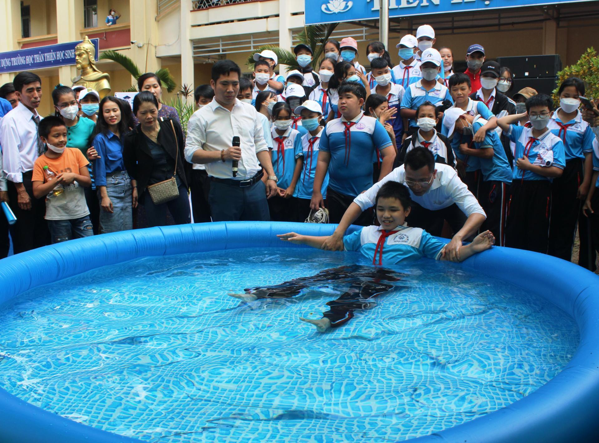 Dạy trẻ cách nổi trên nước, trường THCS Trần Quang Diệu, TP Buôn Ma Thuột