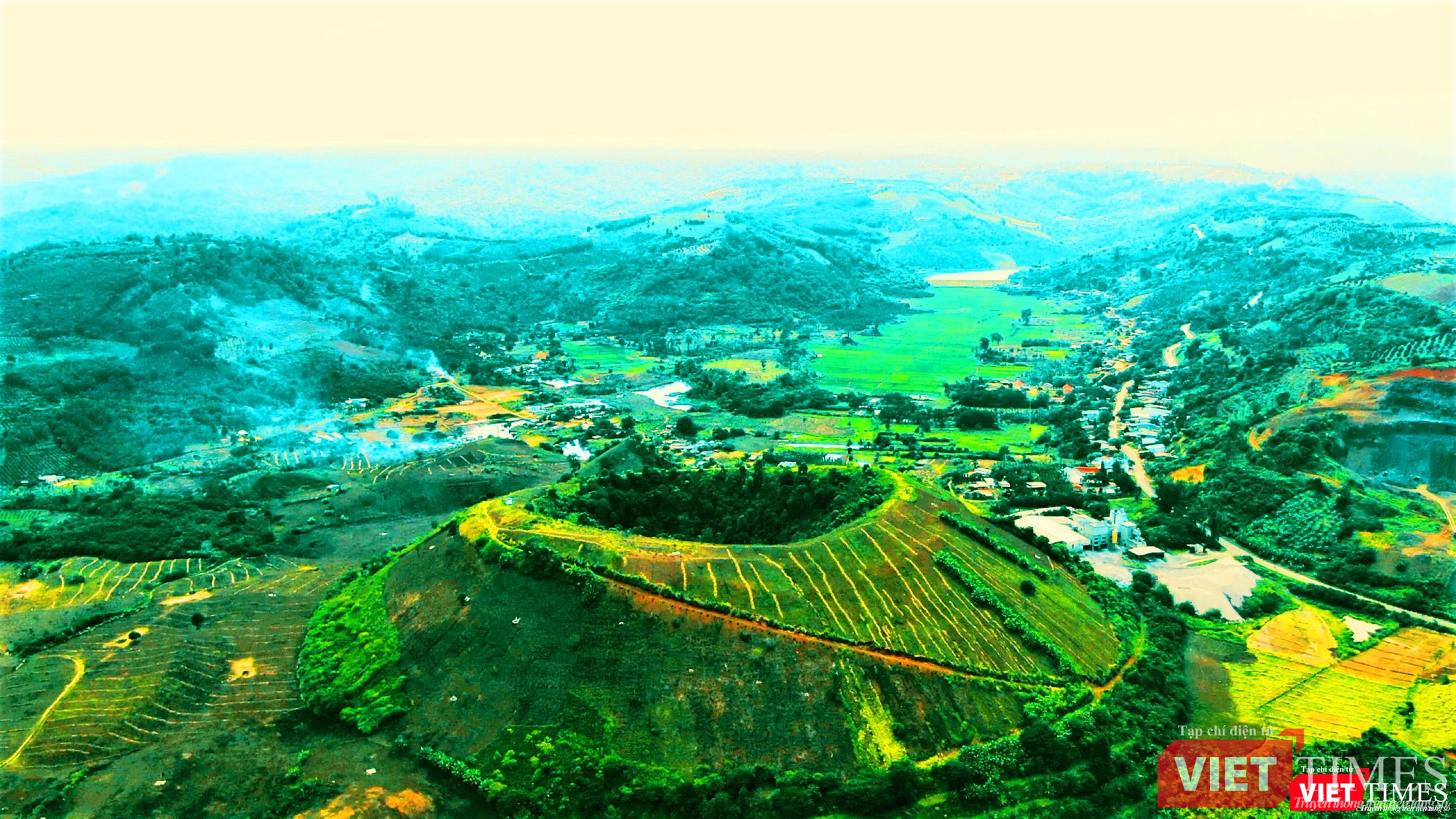 Họng núi lửa Chư Bluk chụp từ trên cao bởi flycam Họng núi lửa Chư Bluk chụp từ trên cao bởi flycam