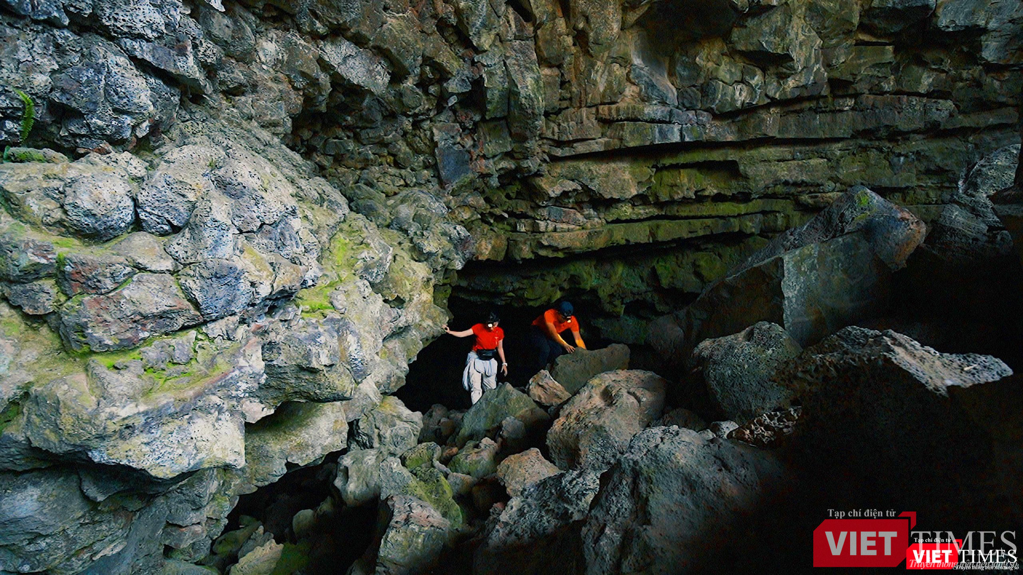 Vết tích ngoạn mục trên thành hang động núi lửa Vết tích ngoạn mục trên thành hang động núi lửa