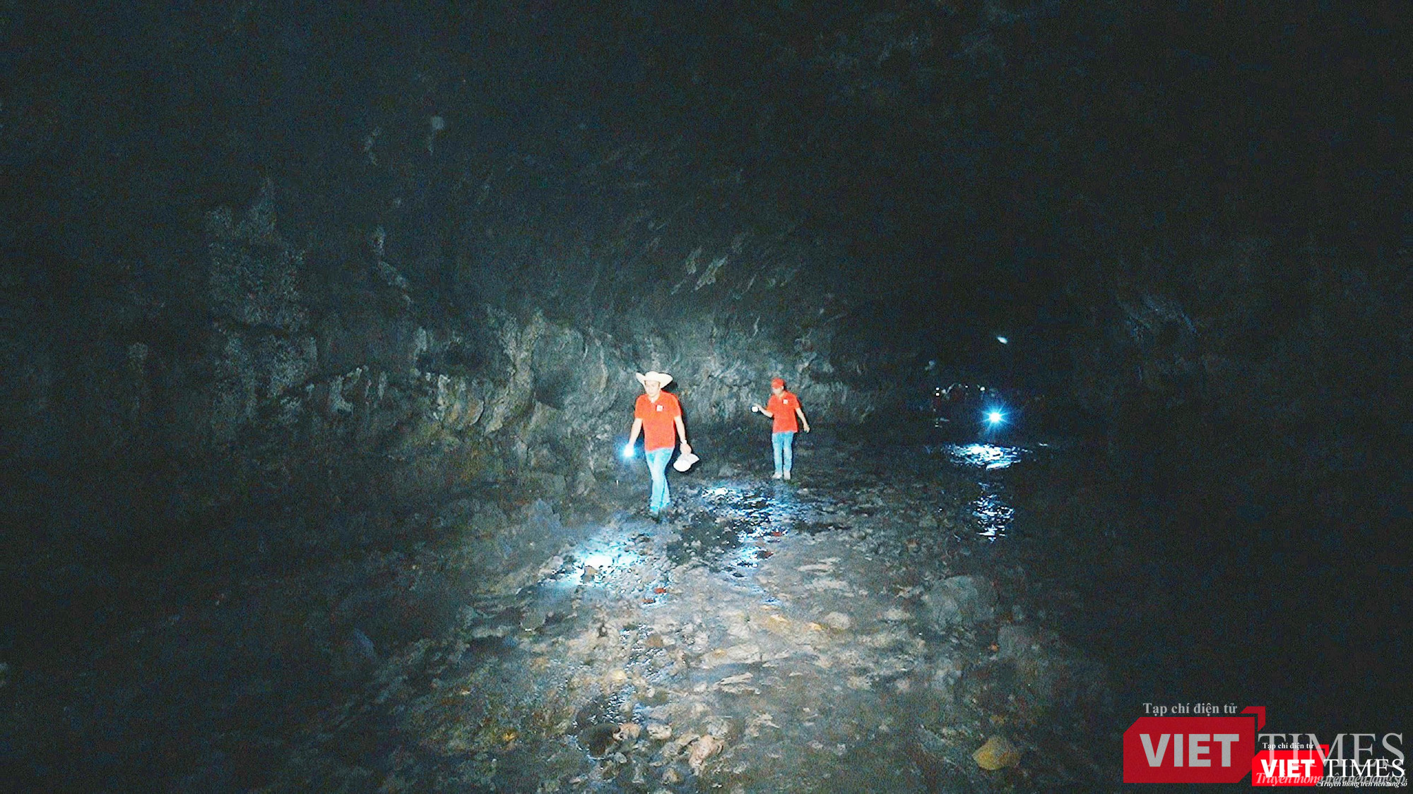 Dân địa phương gọi đây là Hang Nước vì ẩm ướt và mát lạnh Dân địa phương gọi đây là Hang Nước vì ẩm ướt và mát lạnh