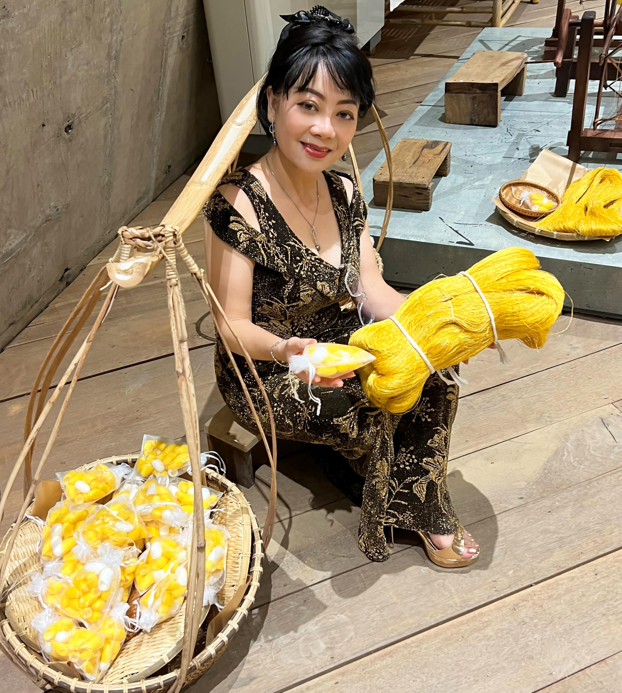 Tác giả thú vị với tơ tằm vàng óng