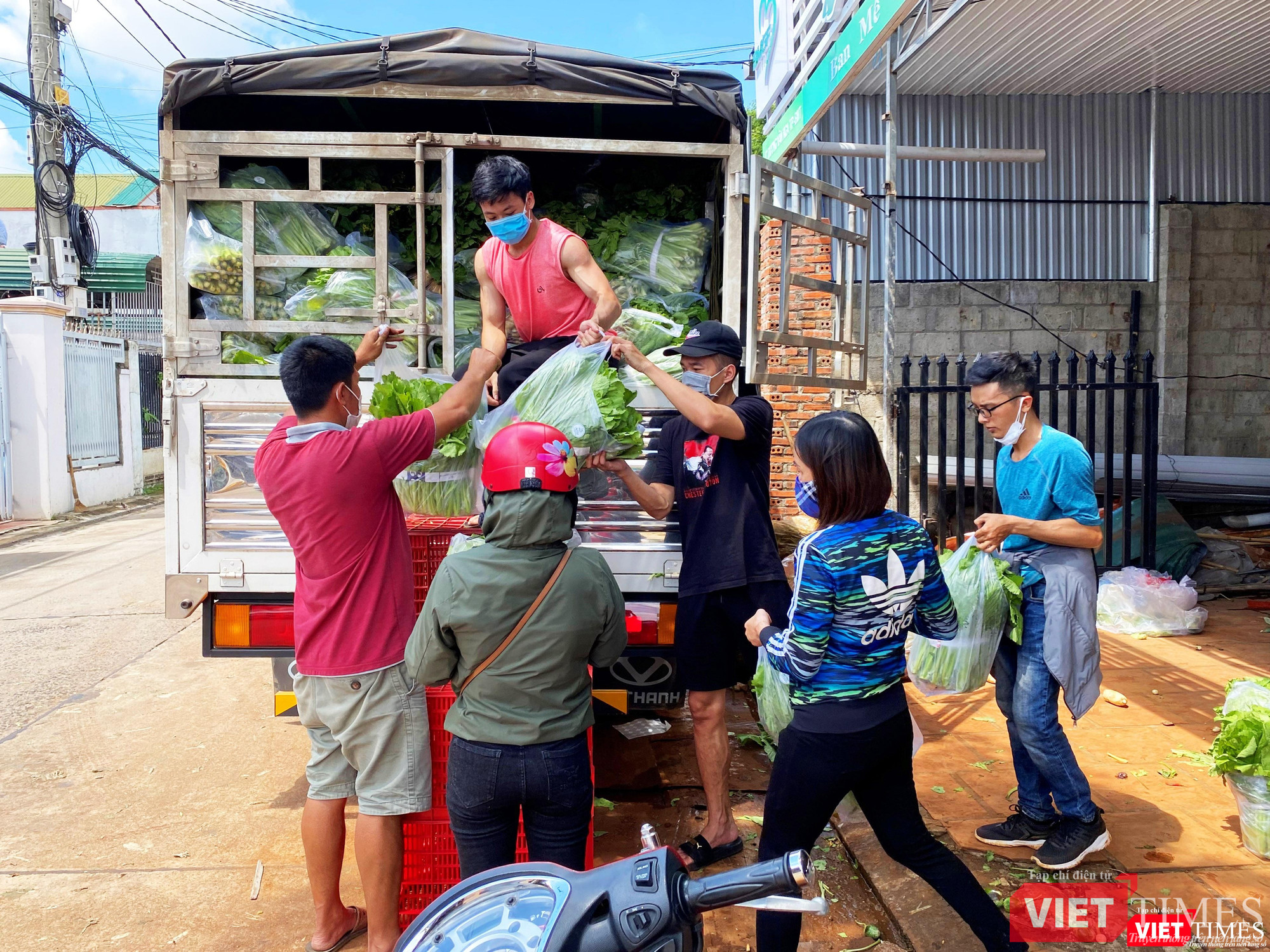 Nam sinh tích cực tham gia đội ngũ bốc vác