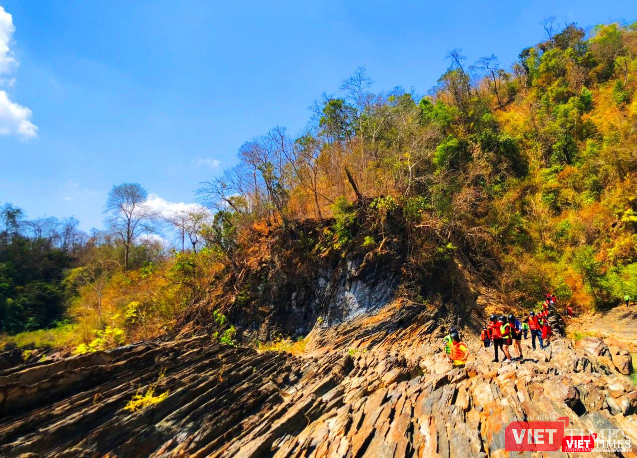 Băng qua bãi đá trầm tích